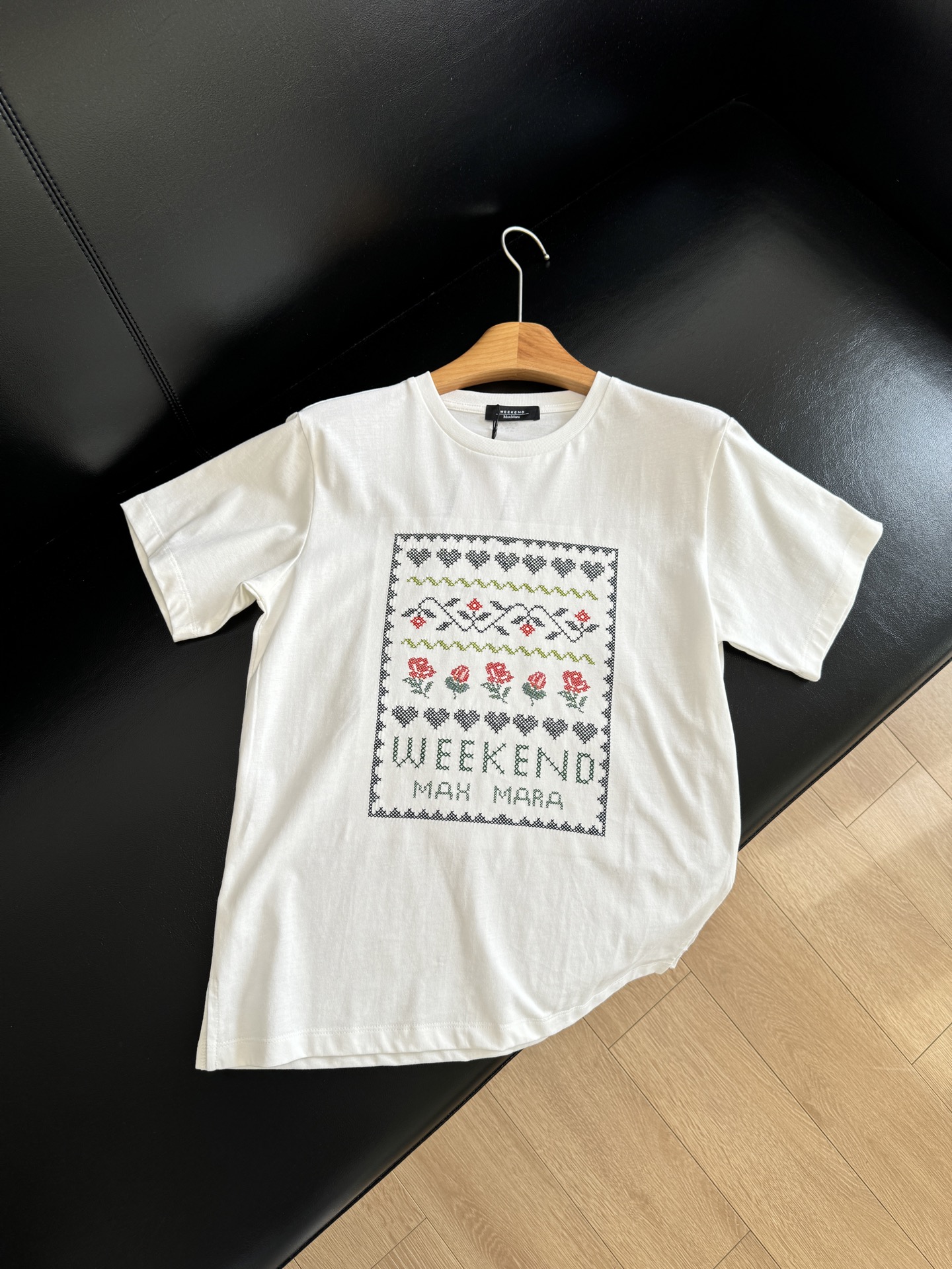 NO:312936,This kind of T-shirt with shoulders is very beautiful whether worn alone or in the inner wear. Maxmara looks simple, but can be worn with a tone on the upper body. It is simple and energetic and casual, and it is very eye-catching no matter how you wear it!  ,,tees,t-shirt,alexander wang19860909这种正肩小T恤不管是单穿还是内搭都是很wan美,Maxmara就是那种看着简单,但是上身却能穿出腔调感,简约的元气又带点休闲感,怎么穿都是很吸睛！,,tees，t-shirt,alexander wang,Women's clothing