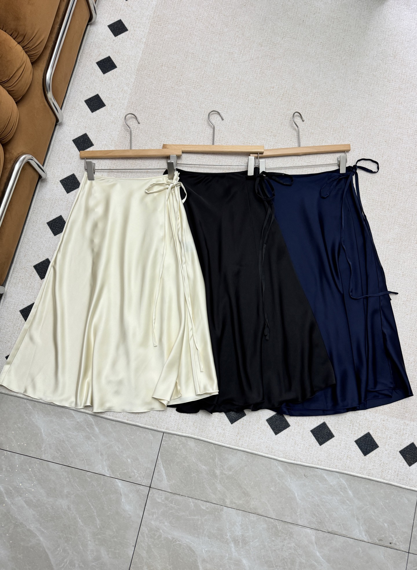 NO:312931,The wrap-around design brings a fuller large pleat, and the good fabric and skirt shape jointly support the agile beauty of a skirt!  The texture in your hand is much more amazing than the one presented in the picture. It is also a great value for the daily life and looks good with a small shirt. Sometimes you want to wear it appropriately and generously, and it is very important to choose the right clothes. It will make you look at it with a texture. It will make you look at it very luxuriously!  ,,skirts,alexander wang19860909裹围式设计,带来更加饱满的大褶量,好的面料与裙型共同支撑起一条半裙的灵动美感！拿到手上质感远远比图片呈现的还要惊艳,闭眼入；而且是超值的那种日常随便搭配个小衫都好看.就是有时候你想要穿的得体大方,就是选对衣服很重要一件有质感的衣服.它会让你整体你整个人都看得很贵气！,,skirts,alexander wang,Women's clothing