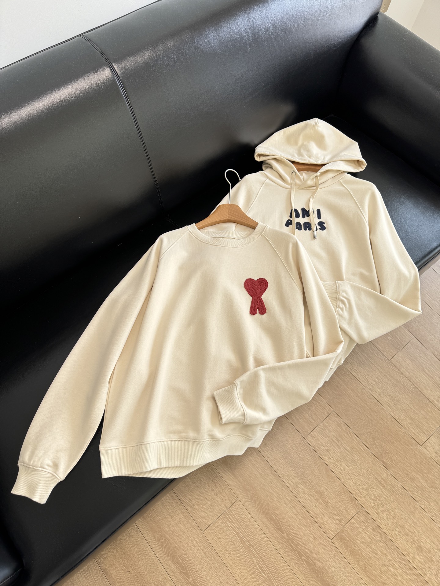 NO:312940,A brand new hooking craft logo on the chest is full of love and exquisite and high-end feel, with just the right embellishment, the collar, hem, and cuffs are all made of minute-hand thread, which is very finely crafted!  The details are handled in place! There is no problem with the couple's outfits!  The most gender-free basic style, versatile and practical! The upper body has a very high turnover rate, alexander wang19860909胸前一枚全新勾编工艺logo爱心精致高级感十足,恰到好处的点缀,领子和下摆,袖口都做了分针压线,做工很精细！细节处理炒鸡到位!情侣装搭配穿着都没有问题！ 最没有性别限定的基础款 百搭又实穿! 上身回头率特别高,,alexander wang,Women's clothing