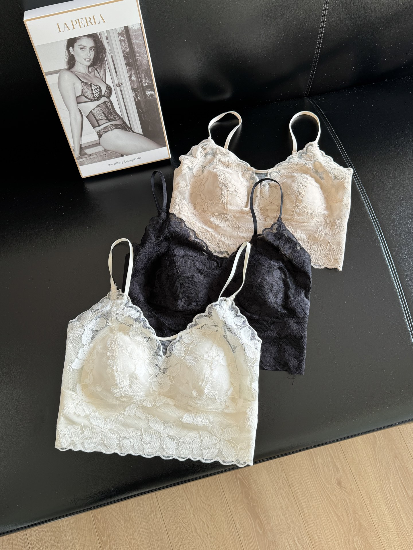 NO:320110,——The new Lace French rabbit ear fixing adjustable strap bra vest with three-dimensional relief floral lace, rich layers, realistic and quiet as if you are in a garden, transparent full lace design weaves you a romantic garden 4/3 cup type, thin cup 0.5CM fabric uses 86 nylon   14 spandex, lining 67.8 nylon   32.2 spandex, skin-friendly lining, strong moisture absorption effect, and has a certain warmth. The upper body is skin-friendly and close to the body without running!  Color: Black Skin Tone Beige 3 Color Size M L M Recommended weight about 90-110 catties 70 75 ABC cup L Recommended weight about 110-125 catties 80 85ABC cup, alexander wang19860909——爆款LAPER**新款蕾丝法式兔耳朵固定可调节细肩带文胸背心 立体浮雕感花卉蕾丝,层次丰富逼真感如置身园林般闲静浪漫,通透的全蕾丝花边设计,为你编织一个浪漫园林 4/3罩杯型 薄杯0.5CM 面料采用的是86锦纶 14氨纶 里料67.8锦纶 32.2氨纶,亲肤里料,吸湿效果强,也具有一定的保暖,上身亲肤贴身不跑位！ 颜色 : 黑色 肤色 米白色3色 尺码M L M建议体重90-110斤左右 70 75 ABC 罩杯  L建议体重110-125斤左右 80 85ABC罩杯,,alexander wang,Women's clothing