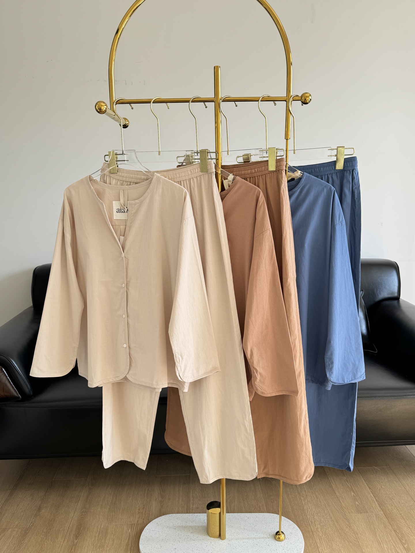 NO:320116,——aiayu Pajamas Set, beautiful and comfortable home clothes, a clear spring in the literary and artistic world!! The gentle color feels, makes people fall in love with the feeling of shape at first sight, natural and pure, the whole body is made of paper-like cotton, simple and textured, and feels that my whole temperament has become gentle and literary. The organic paper-like cotton structure is dense, crisp and not easy to deform, light and breathable, not easy to pill, and is easy to wear for a long time. It is comfortable to walk out of the door, and the pajamas that can be lying down directly when you go home! The style is minimalist, simple and not vulgar, high-end niche, loose three-dimensional design, natural and smooth lines, and atmospheric. The round neck of the top is combined with the V-neck, which is casual and not fat. It is comfortable to wear, with detailed edge design, neat and even lines, and very delicate workmanship. The single-breasted closure design is designed with customized textured small shell buttons, the hem and the cuffs are curved.  The waist of the pants is elastic and drawstring, with a wide waistband, which is casual and generous. The slit at the bottom of the pants is exquisite round piping, which is more natural visually. The whole set of pajamas is cumbersome and always has a comfortable feeling of wearing. It has a cool and simple design. Each set is equipped with a cloth bag with the same color and fabric, and the packaging is exquisite and stylish.  The saturation is low, the visual is comfortable and durable and textured, full of Nordic style, and it is not very picky about age!  code number xs-l, alexander wang19860909——aiayu 睡衣套装 好看舒适的家居服 文艺界的一股清泉!!温柔的色感,让人一见倾心造型感好,自然纯粹,整身用纸感棉,简约而有质感,感觉自己整个人气质都变得温柔而文艺 有机纸感棉结构密、挺括不易变形、轻薄透气、不易起球,持久好穿,走出房门舒适自在,回家可以直接躺下的睡衣! 款式极简主义风格,简约不俗,高级小众,宽松立体版型设计,线条自然流畅显大气,上衣圆领结合V型领口,休闲又不显胖,穿着舒适卡脖,细节包边设计,走线工整均匀,做工非常细致,衣襟单排扣设计,采用定制质感小贝扣,衣摆,袖口做了弧度设计, 裤子腰身为松紧带加抽绳,褶皱宽腰封,休闲大方,裤子底部开叉处为精致的圆滚边,视觉上更加自然,整套睡衣做工繁琐,总有舒适的穿感,酷而简洁的设计,每套配有一个同色同面料布包收纳,包装精致有逼格,！饱和度偏低,视觉舒适耐看有质感,满满的北欧风格气息,对年龄也不咋挑！ 码数xs-l,,alexander wang,Women's clothing