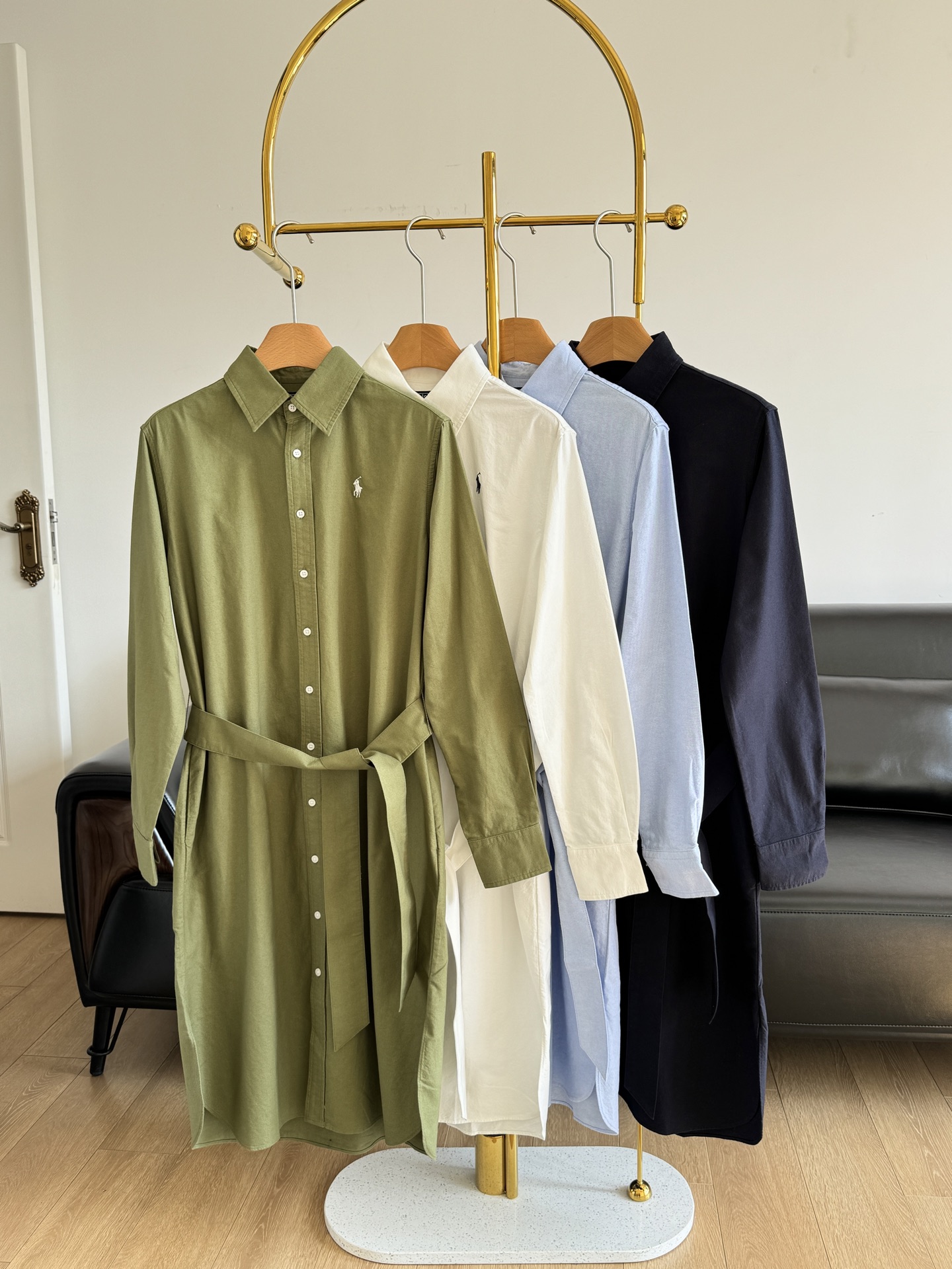 NO:320122,——Ralph Lauren/Polo dress The fabric is pure cotton Oxford fabric, the material is crisp and textured, not soft at all, and the upper body is stylish. The collar is made of all-round collars, both inside and outside, and we treat it consistently, so that the texture you see now is made of the hem is made of arc-shaped design, which is more gentle and feminine. Such a shirt skirt is casual and young!  Slim and elegant, very suitable for the atmosphere of vacation ~ bring unique vivid expression, and adds an overall fashionable ~ Size 2 4 6 Green White Navy Blue Light Blue 4 colors, Loro Piana, skirts, shirts, alexander wang19860909——Ralph Lauren/拉夫劳伦 Polo连衣裙 面料是纯棉的牛津布面料,料子挺括有质感,一点也不软趴,上身精神有型.领子都是做的全方位包领不管是内外我们都是一致的对待,才能出来你们现在看到的质感 下摆做了圆弧形设计,更有温柔的女人味,这样的衬衫裙,休闲又显年轻！显瘦又气质优雅,非常适合度假的氛围感～带来与众不同的鲜活表现力,又zeng加了整体的时髦感～ 尺码2 4 6 绿色 白色 藏蓝色 浅蓝色4色,,loro piana,skirts,shirts,alexander wang,Women's clothing