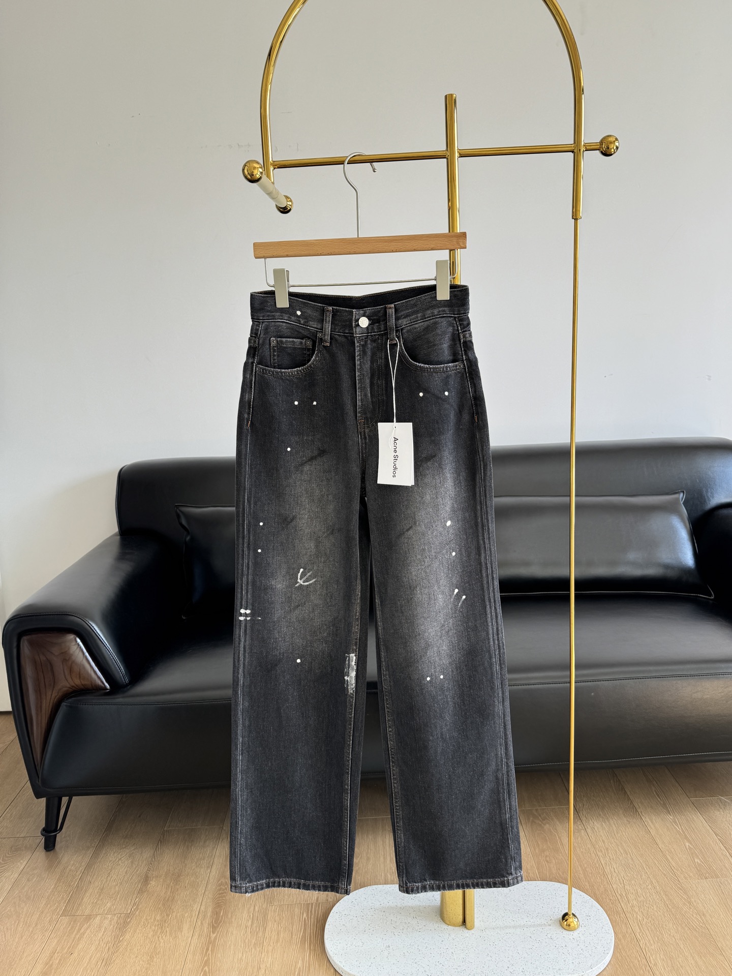 NO:320135,——Acne Studios retro ink-splash loose straight wide-leg pants You can always believe in the style of acne jeans!  , The trouser body is washed and worn and faded, and the visual effect is super pleasing to the eye, just like a work of art. High-density fabrics have high color and are not easy to fade. The jeans have a good sense of quality, and are durable to wear and wear, and are not easy to deform. The whole piece is even and neat, and the small details are super plus points!  More lazy than regular ones!  And your own personality!  But it can be daily!  The kind who doesn't pick people!  This style has a fine ceiling, high-end quality, super positive style, and great upper body effect. You must keep a pair of jeans. The color of the wash water is very extra points. You want to be fashionable but not fat!  This is a well-deserved model that meets all your requirements!  !  Number of codes 25-30, acne studios,dior,jeans,alexander wang19860909——Acne Studios复古泼墨宽松直筒阔腿裤 可以永远相信acne牛仔裤的版型！ ,裤身水洗做旧褪色工艺,视觉效果超级养眼吸睛,犹如艺术品一般, 高密度的面料,色泽度高不易掉色,牛仔裤的品质感很好,耐穿耐磨不易变形整件的走线均匀整齐,小细节超级加分！ 比常规的多一份慵懒！和自我的性格！但是又能够日常！不会挑人的那种！这款版型天花板级别,做工精细,高端品质,版型超级正,上身效果棒棒的,一定要留的一款牛仔裤,洗水颜色很加分,想要时尚又不显胖！这条满足你所有要求,当之无愧的版型王！！ 码数25-30,,acne studios,dior,jeans,alexander wang,Women's clothing