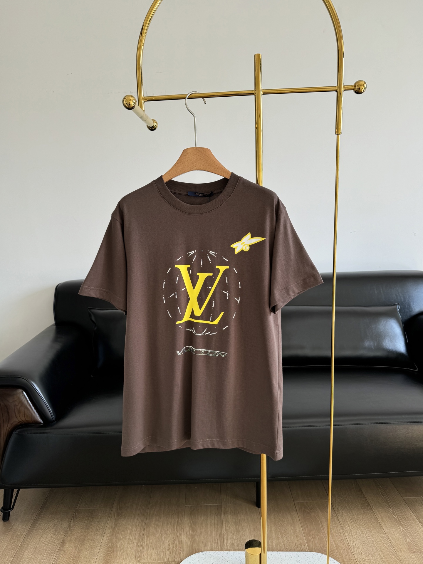 NO:320130,——Lv Diamond Printed Round Neck Short Sleeve Flat woven pure cotton high-quality cotton fabric, 15S flat woven high-quality cotton, 230g grams weighs just right, with a certain thickness to bring a crisp feeling, and will not be too heavy. The flat woven process makes it tight structure, wear-resistant and wear-resistant, and not easy to deform. Wear close to the body, delicate and soft. The environmentally friendly glue printing uses the fabric after the environmentally friendly glue printing, and the fabric after the environmentally friendly glue printing feels soft and comfortable, suitable for close to the body; at the same time, it has good color brightness and hiding strength, and can present a colorful pattern effect. The fabric processed by the environmentally friendly glue printing has good washing resistance and durability, and can maintain the durability and integrity of the pattern.  Rhinestone artistic embellishment, the Rhinestone hot diamond printing is a unique and gorgeous decorative process, customizing materials for the shape and size of the plate. Rhinestone has a synthetic gem with high transparency and gloss, creating a shining and three-dimensional printing effect. The straight round neck style, standard H-hung-fitting style, is matched with a shoulder-length design. The vertical style emphasizes that the width of the shoulders, waist and hem is basically the same, with the characteristics of simplicity and looseness. The short-sleeved tailoring can show the wearer's figure curve. At the same time, the neckline, cuffs and hem of the short-sleeved sleeves are designed with a double-line closing design!  code number s-xl, louis vuitton, T-shirt, alexander wang19860909——Lv 烫钻印花圆领短袖 平织纯棉优质棉面料,采用15S平织优质棉,230g克重恰到好处,既有一定厚度带来挺括感,又不会过于厚重,平织工艺让它结构紧密,耐磨耐穿,不易变形.贴身穿着,细腻柔软 采用环保胶浆印花,环保胶浆印花后的面料手感柔软、舒适,适合贴身穿着;同时具有良好的色彩鲜艳度和遮盖力,能够呈现出丰富多彩的图案效果.经过环保胶浆印花处理的面料具有较好的耐洗性和耐用性,能够保持图案的持久性和完整性. 莱茵石艺术点缀,对花定位莱茵石烫钻印花是一种独特且华丽的装饰工艺,对版形状大小定制材料.莱恩石具有高度透明度和光泽度的合成宝石,创造出一种闪耀且富有立体感的印花效果. 直筒圆领版型,标准H垂身版型,搭配齐肩设计.垂直版型强调的是肩部、腰部、下摆宽度基本一致,具有简约、宽松的特点.短袖的剪裁合身,能够展现出穿着者的身材曲线.同时,短袖的领口、袖口和下摆都采用双线收口设计！ 码数s-xl,,louis vuitton,T-shirt,alexander wang,Women's clothing