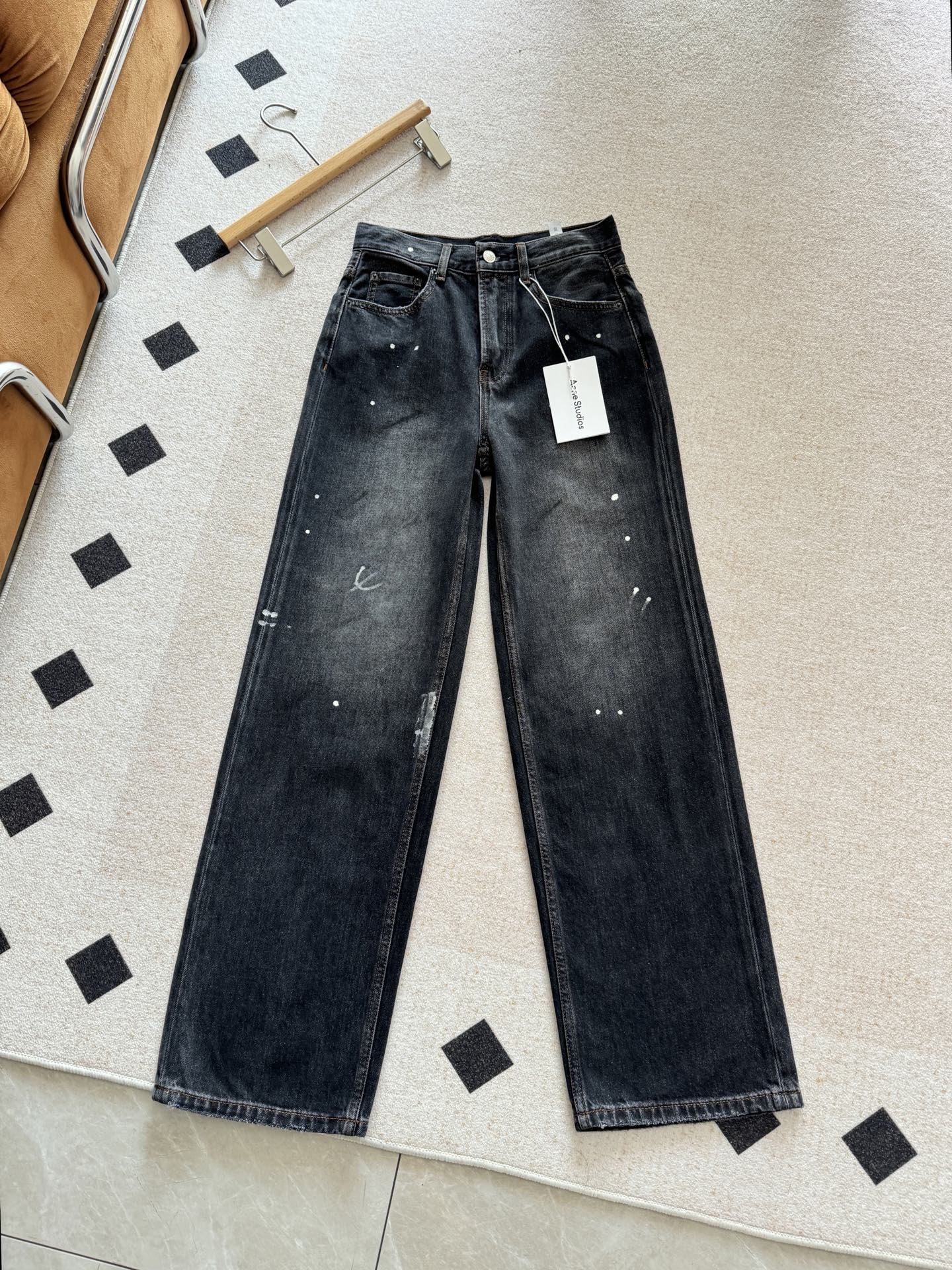 NO:320137,More lazy than regular ones!  And your own personality!  But it can be daily!  The kind who doesn't pick people!  This style has a fine ceiling, high-end quality, super positive style, and great upper body effect. You must keep a pair of jeans. The color of the wash water is very extra points. You want to be fashionable but not fat!  This is a well-deserved model that meets all your requirements!  !  , jeans,alexander wang19860909比常规的多一份慵懒！和自我的性格！但是又能够日常！不会挑人的那种！这款版型天花板级别,做工精细,高端品质,版型超级正,上身效果棒棒的,一定要留的一款牛仔裤,洗水颜色很加分,想要时尚又不显胖！这条满足你所有要求,当之无愧的版型王！！,,jeans,alexander wang,Women's clothing