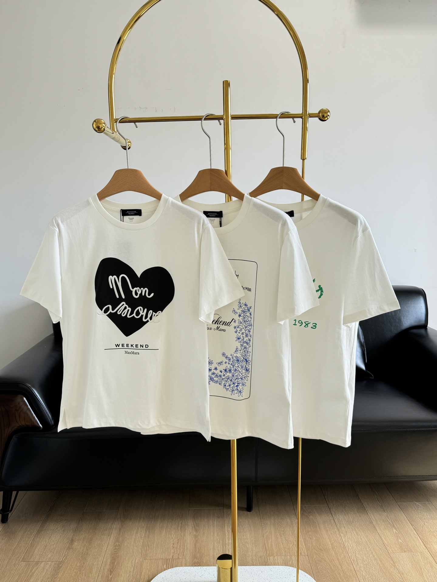 NO:320499,——MaxMara 25 new embroidered printed short-sleeved T-shirt, pure cotton yarn, the quality on the market that you can’t wear again after wearing it for two or three times is not the same level, high-end and dense, with a straightness, no flesh, soft and skinny! The upper body has three-dimensional shape, and the clothes are good enough! The workmanship and wiring are all the way. Those who sold this series last year should know, so I won’t say much. The chest positioning is fixed, and every detail is exquisite and exquisite. The ruthless and quality craftsmanship not only adds visual layering and three-dimensional yellow to highlight the ultimate pursuit of details! ! This kind of T-shirt with shoulders is very beautiful whether worn alone or in the inner wear. Maxmara looks simple, but can be worn with a tone on the upper body. It is simple and energetic and casual, and it is very eye-catching no matter how you wear it! Code sml, T-shirt,tees,t-shirt,alexander wang19860909——MaxMara 25新款刺绣印花短袖T恤 纯棉纱线,和市面上那种穿两三次就不能再穿的品质不是一个等級高支高密,有挺度 不沾肉,柔软有骨感！上身版型立体 ,衣服版型足够好 ！做工走线都是一顶一的,去年卖过这个系列的都应该知道哈,我就不多说了. 胸前定位定点,每个细节都精细考究,狠有品质感工艺不仅增添了视觉上的层次感和立体感黄彰显出对细节的极致追求！！ 这种正肩小T恤不管是单穿还是内搭都是很wan美,Maxmara就是那种看着简单,但是上身却能穿出腔调感,简约的元气又带点休闲感,怎么穿都是很吸睛！ 码数sml,,T-shirt,tees，t-shirt,alexander wang,Women's clothing