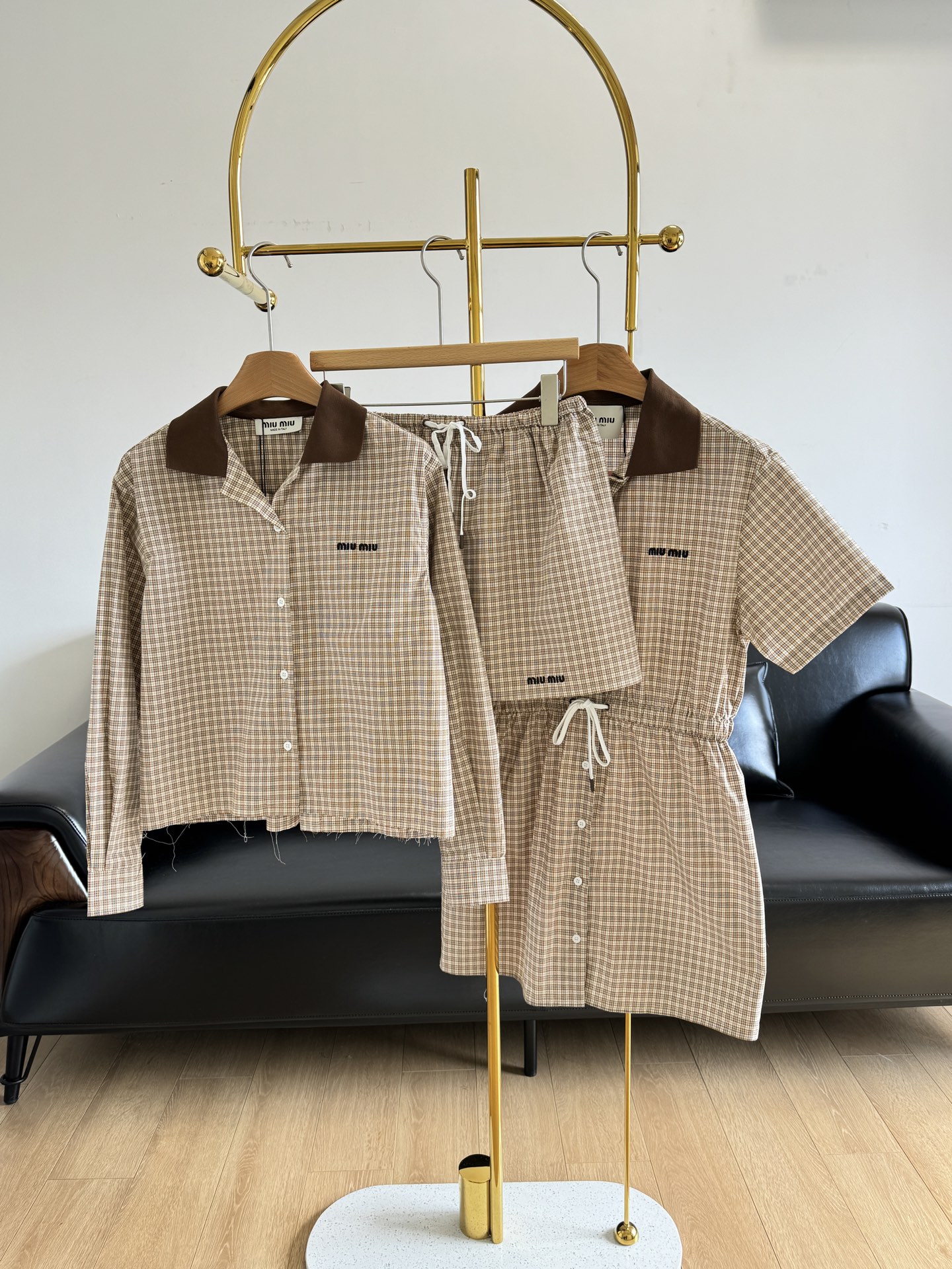 NO:320496,Shirt short skirt dress MiuMiu/Miu polo checked shirt/skirt/dress blends modern atmosphere!  Time-saving and easy-to-have set. It uses cotton fabric, with clearly visible plaid patterns, and the visual effect is very pleasing to the eye and stylish ~ It is done very carefully, and can be seen in quality, and the upper body effect is even better!  Shirts can always easily achieve a relaxed and casual fashionable style!  The embroidered logo embroidered on the chest and waist adds iconic elements, and paired with a pleated skirt with a bottom silhouette, adding a fashionable attitude and creating a recognizable retro college style outfit!  Walking on the street is full of attention!  It's nice to match casually!  Big recommendation!  Size sml shirt short skirt dress 3 styles, miumiu, skirts, shirts, alexander wang19860909衬衫短裙连衣裙 MiuMiu/缪缪 polo格纹衬衫/短裙/连衣裙 糅合摩登氛围！省时不费心的套装 采用棉面料,格纹纹路清晰可见,视觉效果非常养眼 有格调 ~做得很用心,品质上看得到,上身效果更棒！ 衬衫总能轻松实现轻松又随性的时髦型格！胸口与腰间刺绣徽标点缀,平添标志性元素,搭配下装廓形百褶半裙,平添时髦态度,塑造极具辨识度的复古学院风穿搭！走在街上吸睛度满分！随意搭配就很nice！重磅推荐！ 码数sml 衬衫 短裙 连衣裙3个款,,miumiu,skirts,shirts,alexander wang,Women's clothing