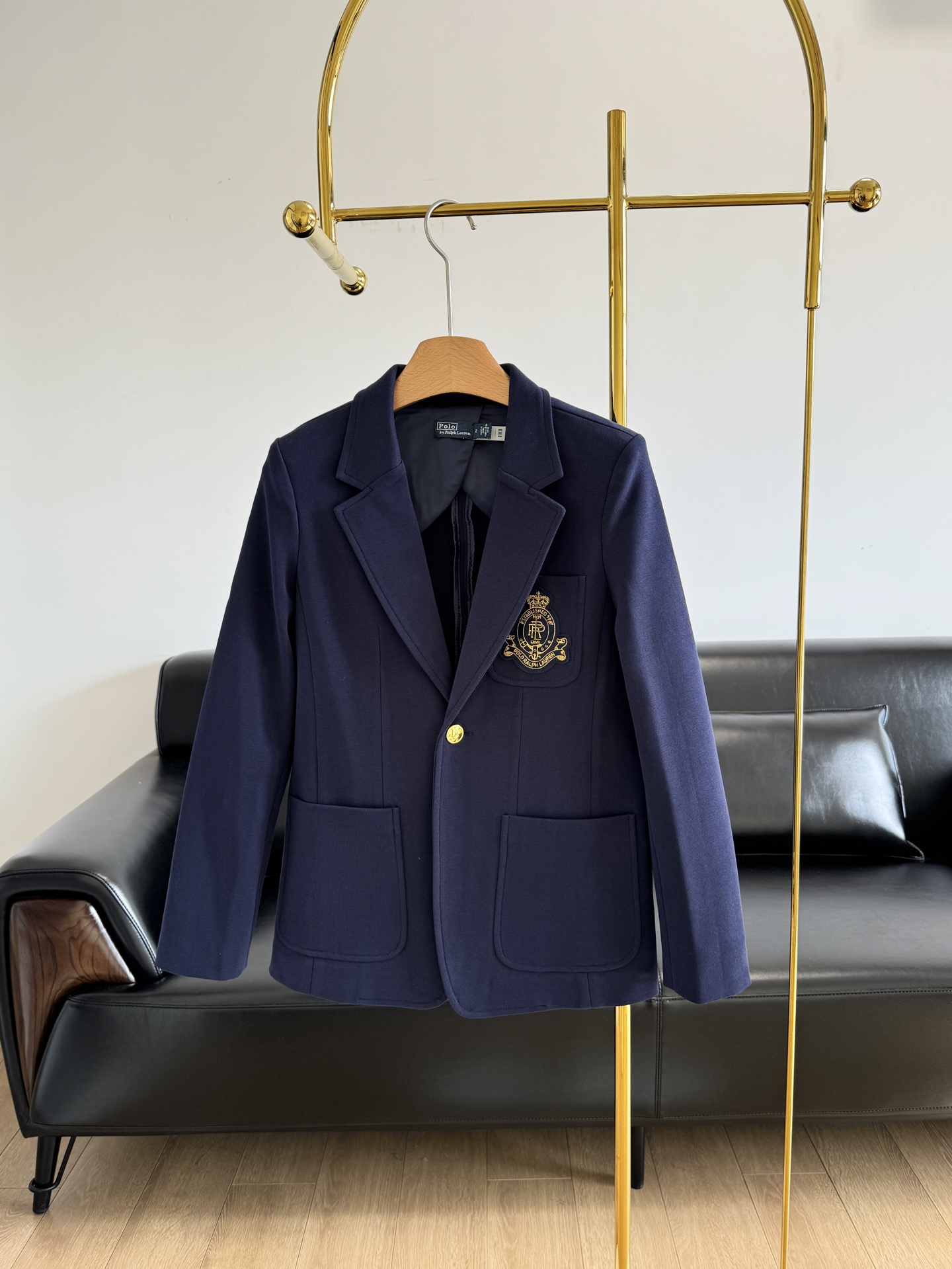 NO:320503,——Ralph Lauren logo embroidered suit jacket Fashion bloggers also wear it~ It is made of cotton fabric, with texture texture and texture, which is particularly soft and delicate, high-density, and is worn with a crisp and stylish fabric!  Comfortable on the upper body, with a solid touch-up style. This style is a button that makes it look more neat and slimming. The single pocket contrasting letter embroidery on the chest, and the golden embroidery logo and buttons on the chest are particularly exquisite!  Slim fit style, the upper body temperament is immediately revealed, making you look slim and not picky!  You can be academy, leisure and commuting, and it has a full age reduction effect, which is cool and beautiful!  It can be said to be an indispensable suit in girls' wardrobe! Don't miss this one, it is recommended to crack the wall!  Count 2 4 6, loro piano, jackets & coats, business suit, alexander wang19860909——Ralph Lauren拉夫劳伦 logo刺绣西装外套 时尚博主也有穿~ 采用棉面料,自带肌理纹质感特别柔软细腻,高密度,穿着挺括有型面料！上身舒适,实穿性敲高 这款是一粒扣,更加利落显瘦. 胸前单口袋撞色字母刺绣,胸前金色的刺绣logo和纽扣都特别的精致！ 修身版型,上身气质立刻显露,显瘦不挑人！可学院可休闲可通勤,减龄效果十足,又飒又美！可以说是女生们衣柜中必不可少的一款西装了!这款一定别错过,墙裂推荐！ 码数2 4 6,,loro piana,jackets & coats,business suit,alexander wang,Women's clothing