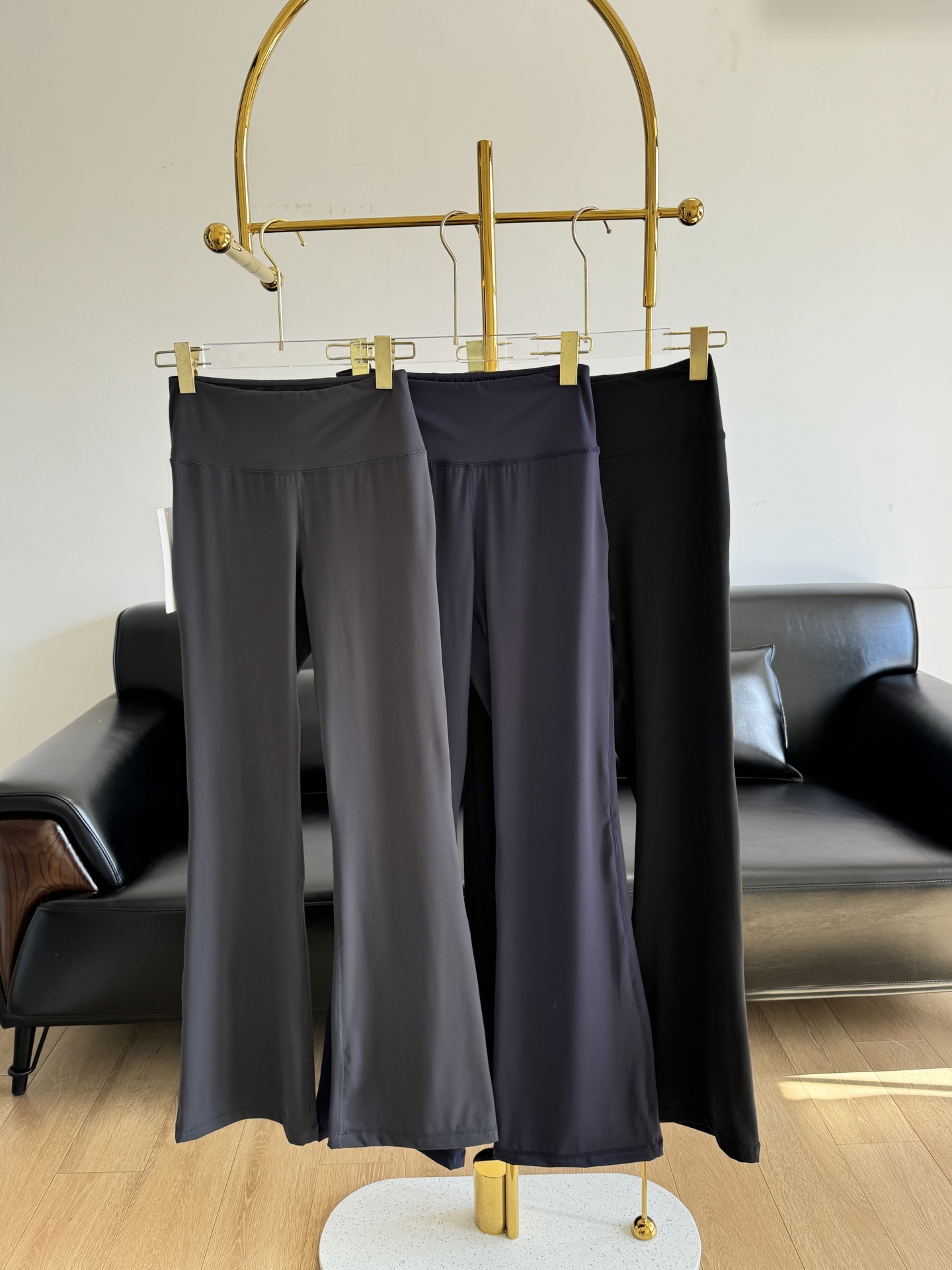 NO:320511,——Lululemon Women's ultra-high waist naked-sensing horn yoga pants, born supermodel legs, yoga sports naked-sensing horn trousers, which is its most amazing thing!  !  Streamlined bell-bottom trousers, with a fit on the upper part, loose trousers, extending their sightlines~it becomes 1.8 meters in seconds!  !  Made of 81 Nylon 19 Elastic Fiber Blend!  It feels lubricating and smooth to the touch. It is impeccable and comfortable, unlike ordinary leggings. Its lift is highly elastic and durable, which is 3 times more elastic than traditional fibers. Its binding force on the fat on the legs is very small but it can be wrapped tightly. You will feel the feeling of being unbounded and shaped when worn. Cutting and fabric are unique. It has a small belly, wide hips, and a large butt. It can be completely modified by these pants to leverage the strengths and avoid weaknesses!  Not only yoga and exercise, but also a great one for daily wear. I think you should all need it. Number of codes 2 4 6 8 Black Gray Blue 3 colors, alexander wang19860909——lululemon女士超高腰裸感喇叭瑜伽裤 天生超模腿 瑜伽运动裸感喇叭显腿长神裤 也就是它最绝的地方！！ 流线型喇叭裤腿,上部贴合,裤腿宽松 顺延视线~秒变一米八！！ 81尼龙19弹力纤维混纺制成！ 摸上去就是润润滑滑的那种感觉 无可挑剔的舒服不像普通打底裤那种毛感 它的拉升力高弹耐穿比传统纤维上高出3倍的弹性 对腿上的肥肉束缚力很小但又能包裹的很紧 你穿上就会感受到无束缚又塑形的感觉 裁剪和面料都是一绝 有小肚子,胯宽,屁股大 完全可以通过这条裤子修饰,扬长避短！ 不仅仅是瑜伽、运动,是日常搭配穿着也超棒的一条 这条我觉得你们应该都是需要的 码数2 4 6 8 黑色 灰色 蓝色3个色,,alexander wang,Women's clothing