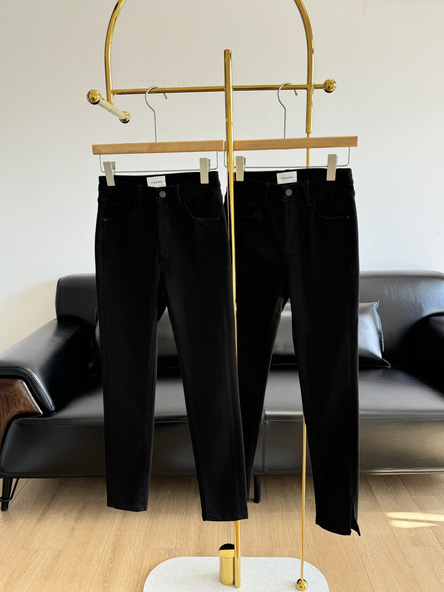 NO:320507,——Frame regular jeans with small feet, anti-fading denim fabric, specially made reactive dyeing technology, stable color fastness!  The upper body of the material must be fully comfortable. The fabric is a customer-supplied cotton-flex denim fabric. The upper body is very comfortable. The surface denim fabric is also very dense. The high elastic denim material has a soft and smooth feel, soft and comfortable!  It is tight and not tight, has zero sense of restraint on the upper body, and all kinds of squats are stress-free, so release them as much as possible!  The 9-point pants are neat and stylish, revealing their slender ankles. The pants are especially friendly to small sisters~ The hip lifting effect is made at the back, and the new small design is designed to instantly lift the leg lines, which is fashionable and stylish!  Not only does it lengthen the legs and the effect is first-class, allowing you to have a sexy buttocks when worn!  More casual and fashionable. Number of 25-30, jeans, alexander wang19860909——Frame 小脚常规款牛仔裤 防褪色牛仔面料 特制活性染色技术,色牢度稳固！ 料子上身舒适度必须满分 面料是客供棉弹牛仔面料,上身很舒服,表面牛仔面料也是密度很高,高弹力牛仔料子,手感柔软和顺、软糯舒适！紧致不紧绷,上身零束缚感,各种深蹲无压力,尽情释放！ 9分裤型上身利落有型,露出纤细的脚踝, 裤型对小个子姐妹尤其友好~ 后面做了提臀效果,新机小设计,瞬间拔高腿部线条,时髦又有型！不仅拉长腿部线条效果一流 让你穿上就能拥有性感翘臀！更加随性时髦 码数25-30,,jeans,alexander wang,Women's clothing