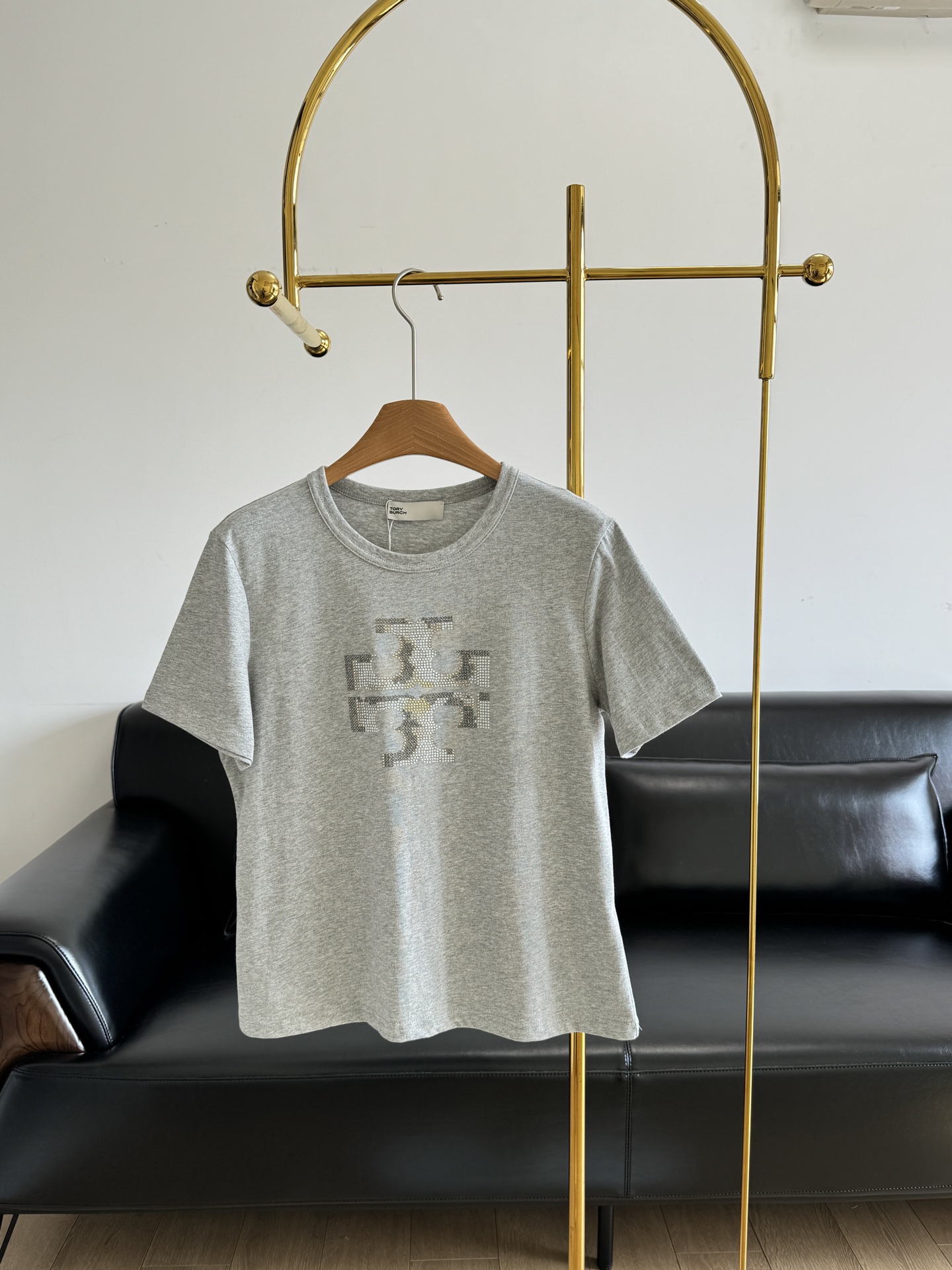 NO:320882,——Tory Burch diamond-shaped logo T-shirt has a super good texture, the simpler the style, the more quality it requires!  It’s great to leave your own!  The fabric is made of cotton, which has a delicate and soft touch, and is very comfortable on the upper body~ The fabric is excellent and the quality is very good, the process is strong and durable, and the flat double-car lines are fine and neat, reflecting the quality from the details!  Once you receive the goods, you will know it is a good thing!  The logo on the chest is super flashing with a hot diamond!  The special ironing process of imported rhinestone materials is adopted. Each size and angle can shine with a different luster, which is very beautiful!  The rhinestone is always firm and not easy to fall off the drill!  ♀The tailoring is perfectly in line with the human body lines and can well modify the body shape!  Not only can you wear it alone, but it can also be used as a dress in a suit jacket to play the finishing touch. It is full of femininity, and it is OK no matter how you wear it!  Code sml, burberry, jackets & coats,tees, t-shirt, business suit, alexander wang19860909——Tory Burch 烫钻logoT恤 质感超级好,越是简单的款式越是对质量要求！ 自留送人都很不错！ 面料采用棉面料,触感细腻柔糯, 上身很舒服~面料精良质量非常好, 工艺处理结实耐穿,平整的双车线线条是距细密整齐, 从细节体现品质！收到货一掂就知道是好东西！ 胸前logo超级闪的烫钻！ 采用进口水钻材质特殊的烫钻工艺,每颗大小每个角度都能闪耀出不一样的光泽,灰常美！ 水钻灰常牢固 不易掉钻哦！ ♀剪裁完美符合人体线条, 可以很好的修饰身形！不仅可以单穿, 还能作为穿搭配在西装外套里 起到点睛的作用 女人味满满,怎么穿都ok！ 码数 sml,,burberry,jackets & coats,tees，t-shirt,business suit,alexander wang,Women's clothing