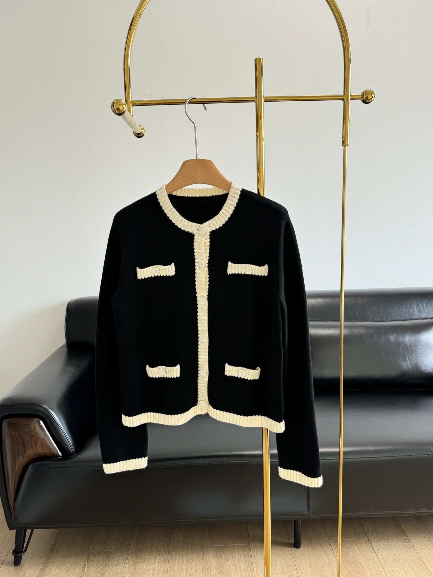 NO:320885,——TORY BURCH Tang Libaiqi Contrast color round neck long-sleeved cardigan, low-luxury exquisite and elegant small-flavored style knitted cardigan ~ Use wool different from ordinary wool yarn. The entire woven feels softer and has a very good skin-friendly feeling. There is no sense of tie when you wear it in close-fitting. The style is easy to wear! Whoever wears it looks good! Classic small-flavored style ~ High-looking and easy to wear, I have to love it. I am also very recommended when going out on the street or commuting on a daily basis!  I really like this feeling, warm and lazy, revealing a gentle temperament in my daily combination!  Count sml, burberry,alexander wang19860909——TORY BURCH 汤丽柏琦 撞色圆领长袖开衫 低奢精致优雅小香风针织开衫 ～ 采用羊毛区别于一般的羊毛纱线 整个织面的手感更加松软 亲肤感非常好 贴身穿玩全没有扎感 版型太太太好穿了!谁穿谁好看! 经典的小香风气质~颜值高又好穿不得不爱 日常出街或者通勤也很推荐！ 好喜欢这种感觉 温暖而慵懒 在日常搭配之中流露一份温柔气质！ 码数sml,,burberry,alexander wang,Women's clothing