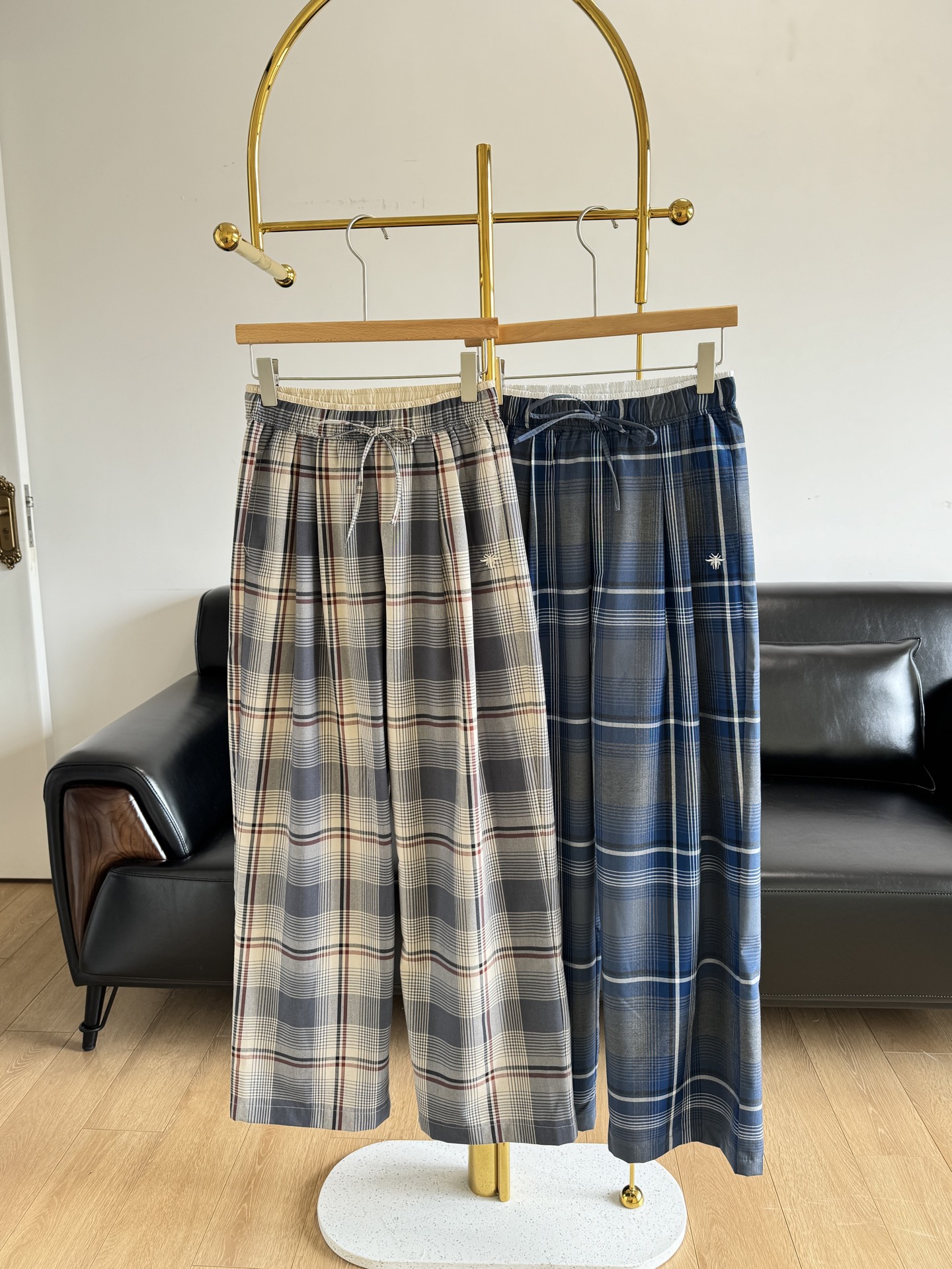 NO:320887,——Dior Little Bee Check Wide-Legging Pants The style and comfort of these pants are really unexpected!  Small and tall people can perfectly control ~ Cotton fabric, smooth and smooth!  The skin comfort is also very comfortable and very skin-friendly!  Plaid fabric must be fixed-woven!  How to match it, how lazy and relaxed, the color matching makes the whole winter full of vitality, the pants are wide legs, which can perfectly modify muscle legs or bad legs. This pair of pants can completely avoid these, just right, the most fashionable plaid elements at the moment, namely traditional and fashionable, whether paired with T-shirts/cardigans or formal suits, can show unique personality. SML,,dior,tees, t-shirt, business suit, alexander wang19860909——Dior 小蜜蜂格纹阔腿裤 这条裤子的版型和舒适度真的出乎意料！小个子高个子都可以完美驾驭～ 棉面料,垂顺光滑！贴肤舒适度也很高,很亲肤！格子面料,必须是定织的！ 怎么搭怎么慵懒松弛,配色让整个冬日充满活力裤型是阔腿,能够完美的修饰肌肉腿或者腿型不好的, 这条裤子完全可以避开这些,恰到好处,当下最时髦的格子元素,即传统又时髦、无论搭配T恤/开衫还是正装西装,都能展现与众不同的个性 码数sml,,dior,tees，t-shirt,business suit,alexander wang,Women's clothing