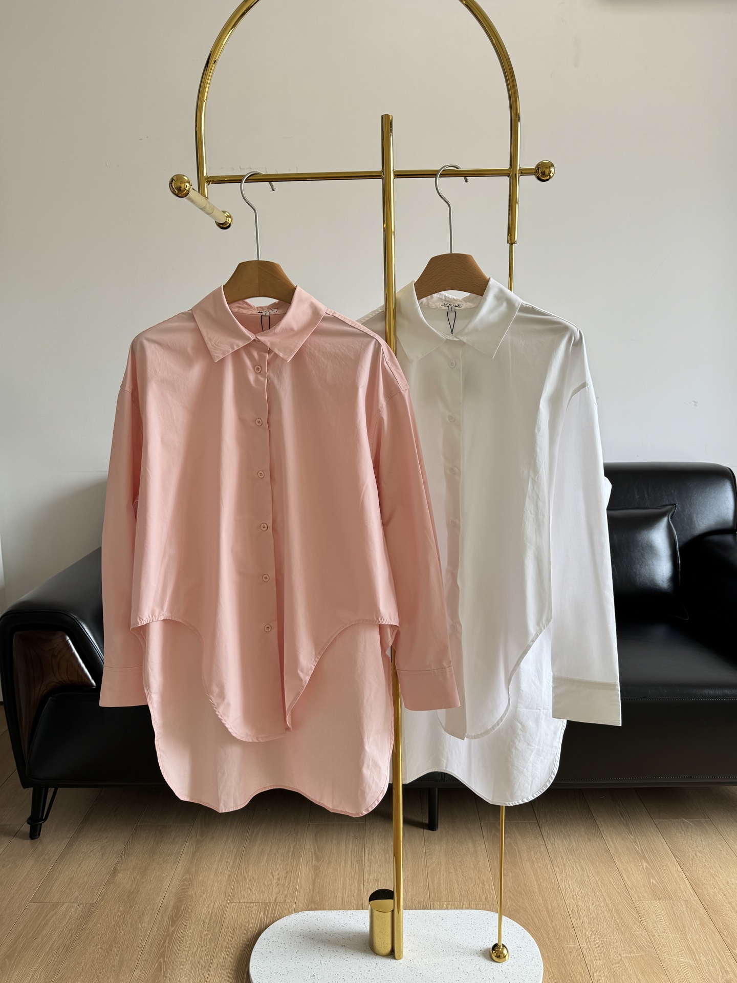 NO:320895,—— loewe irregular shirt, a sweet and salty age-reducing item!  Custom imported Oxford pure cotton, soft and slim and drooping, very high-end, comfortable and breathable, smooth and smooth and delicate. Each button is a pure natural shell button. The shirt collar design modifies the face shape and makes it look slim. The exquisite sleeves show the sense of ability and fashion~ The loose style is fashionable and handsome when tied with the hem!  The upper body is really amazing, the temperament is fashionable and high-end!  The classic neutral style wide style looks good in one-on-one style!  Comes with a lazy and casual feel~ SML white pink 2 colors, loewe,shirts,alexander wang19860909—— loewe 不规则衬衫 可甜可盐的减龄单品！ 定制进口牛津纺纯棉 柔软有筋骨又有垂感,非常的高级舒适透气,光滑平整很细腻  每一颗扣子都是纯天然贝壳扣 衬衫领口设计 修饰脸型又显瘦 精致的的袖子 尽显干练时髦感~ 宽松版型随意下摆系起来时髦又帅气！上身真的很惊艳,气质小翻领时髦又高级！经典中性风宽版型单穿外搭都好看！自带一种慵懒随性的feel~ 码数sml 白色 粉红 2个色,,loewe,shirts,alexander wang,Women's clothing