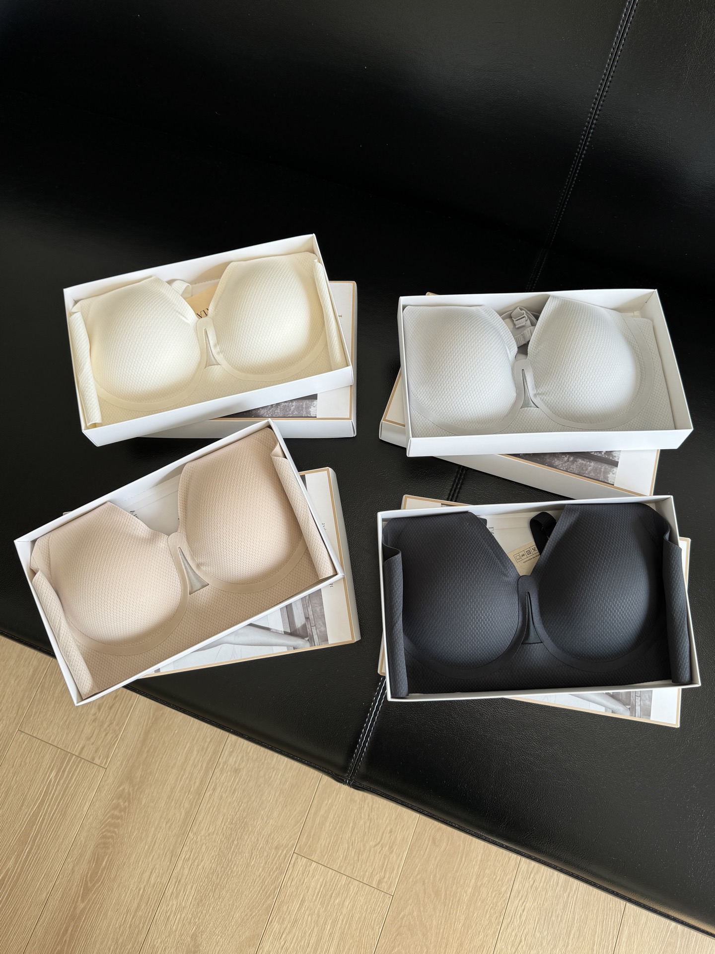 NO:320876,——New LP black technology minimalist texture bra Minimalist texture without trace, waffle texture, more advanced than solid color Jelly rubber strip lifting structure, steadily upward, allowing the chest to feel the naked feeling new experience of wearing. Semi-fixed hot sub-split water drop cup, compatible with various breast shapes, excellent wrapping ability. The traceless U-shaped structure beautiful back, markless fit, comfortable instantly perceived, without any foreign body feeling!  No steel ring, 4 rows of 3 buckles, 0.2CM thin cup, ink blue gray, champagne white, skin tone, light blue, M code suitable for 75ABC L code suitable for 80ABC XL code suitable for 85ABC Three codes.,,loro piano,alexander wang19860909——新款LP黑科技极简无痕肌理文胸 极简无痕肌理感面料,华夫格纹理,比纯色更有高级感 果冻胶条提拉结构,稳稳向上承托,让胸部感受裸感穿戴新体验 半固定热亚分体水滴杯,兼容各种胸型,包裹性极好 无痕U型结构美背,无痕贴合,舒适瞬间被感知,无任何异物感！ 无钢圈,4排3扣,0.2CM薄杯 颜色墨蓝灰、香槟白、肤色、浅蓝 M码合适75ABC L码合适80ABC XL码合适85ABC 三个码数.,,loro piana,alexander wang,Women's clothing