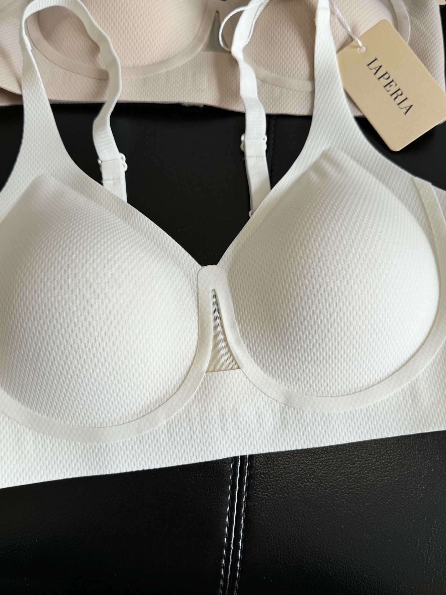 NO:320879,Semi-fixed hot sub-split water drop cup, compatible with various breast shapes, excellent wrapping ability. The traceless U-shaped structure is beautiful back, and the traceless fit is felt, and it is instantly perceived without any foreign body feeling!  No steel ring, 4 rows of 3 buckles, 0.2CM thin cup, alexander wang19860909半固定热亚分体水滴杯,兼容各种胸型,包裹性极好 无痕U型结构美背,无痕贴合,舒适瞬间被感知,无任何异物感！ 无钢圈,4排3扣,0.2CM薄杯,,alexander wang,Women's clothing