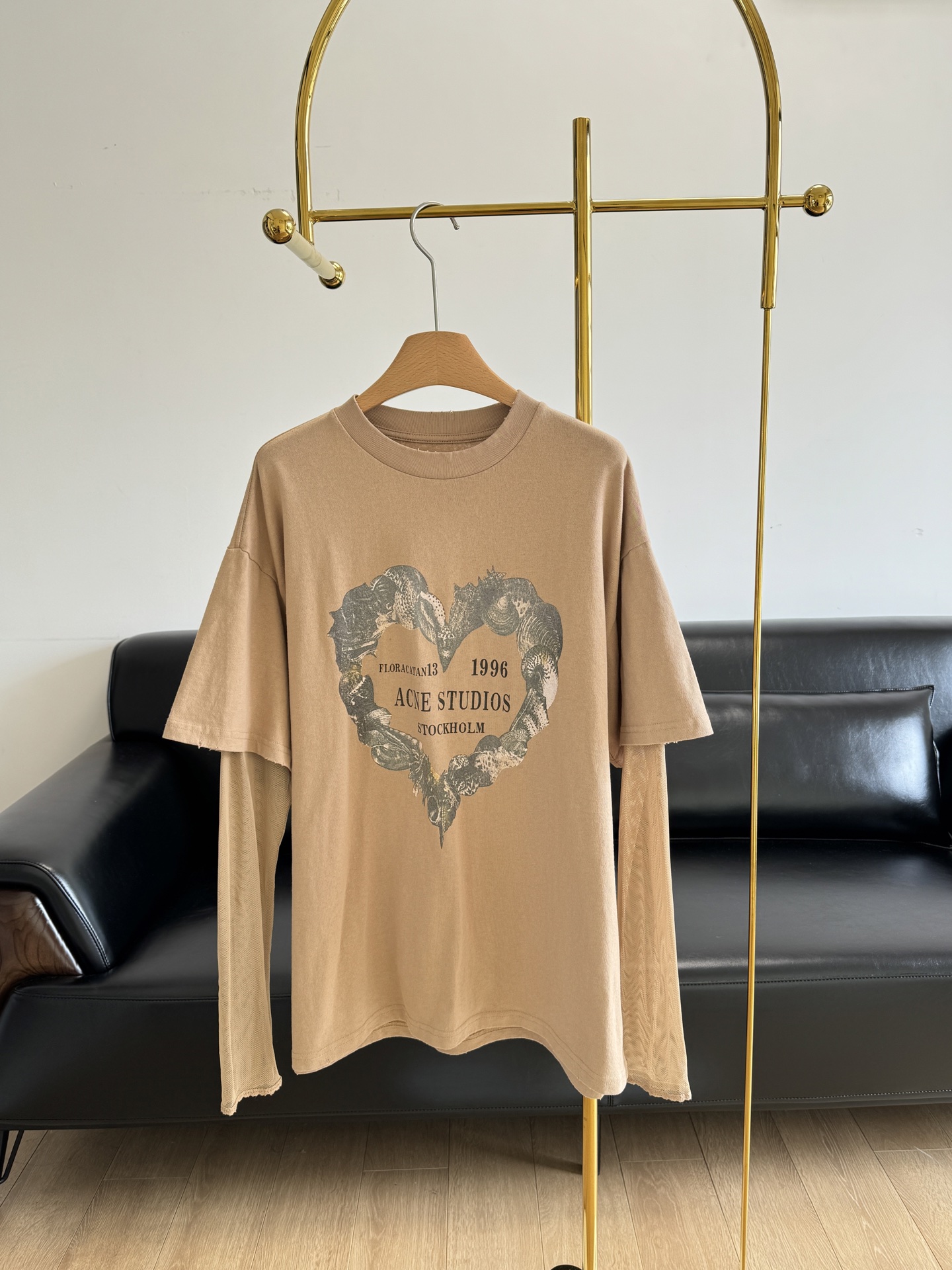 NO:321762,——Acne Studios Women's Love Print Loose Fake Two-piece Long Sleeve Mesh T-shirt. The layered design directly saves the trouble of matching. It is easy to wear and personality. The upper body can be sweet or salty, and it can easily unlock different styles of outfits!  The fabric is pure cotton, soft to the touch, the fabric is comfortable, the wiring is very exquisite and textured!  Great texture!  It is skin-friendly and breathable without sweating when worn!  The print and overall tone are very retro, and the destructive edge cutting on the neckline hem makes the aging effect look more unique and fashionable!  The sleeves are elastic mesh and the lace cuffs are designed, very soft and flexible, and have a lot of elasticity! The oversize style accommodates all kinds of figures, over the length of the hips, and they can be matched with various bottoms, and the upper body is a effortless funky girl!  Code sml, acne studios,dior,versace,tees,t-shirt,alexander wang19860909——Acne Studios女士 爱心印花宽松假两件长袖网纱T恤 叠穿设计直接省了搭配的烦恼,好穿又个性,上身可甜可盐,轻松解锁不同穿搭风格！ 面料纯棉,手感柔软 面料舒适,走线非常精致有质感！质感棒棒的！穿在身上亲肤透气不闷汗！ 印花和整体的色调都很有复古感,加上领口下摆破坏式剪边,做旧效果更显独特时髦感！袖子是弹力网纱,蕾丝袖口设计,很柔很软,弹力大!oversize版型包容各种身材,过臀的长度,随便搭配各种下装,上身就是不费力的 funky girl！ 码数sml,,acne studios,dior,versace,tees，t-shirt,alexander wang,Women's clothing