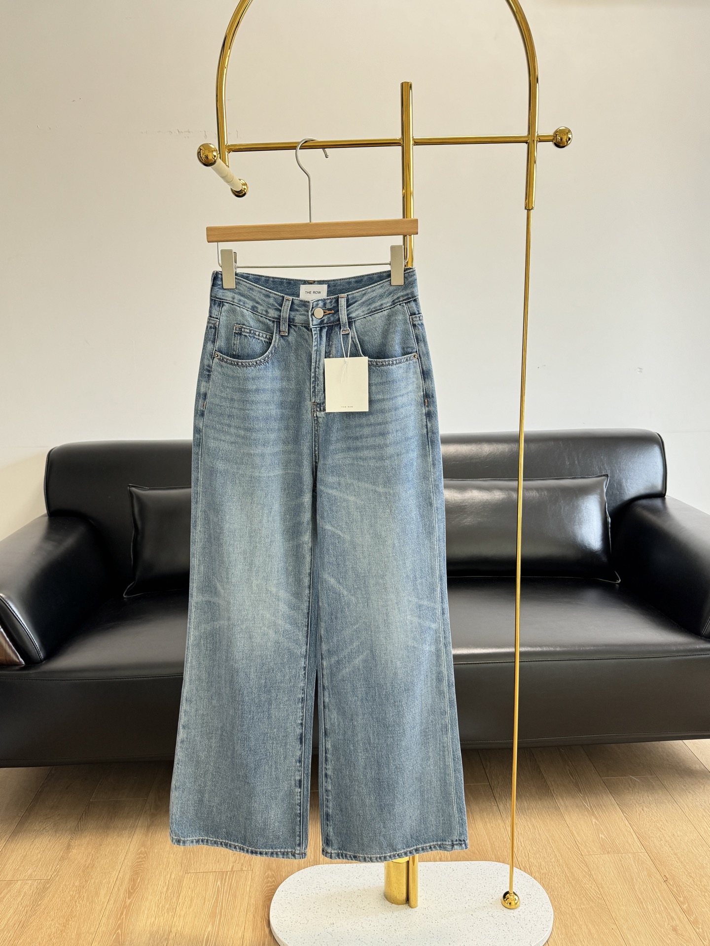 NO:321754,——the row high-waist regular straight-leg jeans. She is finally here!  The style is particularly straight, especially suitable for a bit of fleshy legs. It makes you look slim and straight!  The 60 cotton and 40 lycel feels really soft and stylish, and the comfort is really high, and it is super soft and delicate!  This one is really amazing and soft, the key is very stylish and has a wide feeling!  It is comfortable and breathable and has a cooling function, so I don’t want to take it off once I put it on!  Straight wide-leg style!  He is inclusive enough to wear the body. He looks good no matter how he wears it, and his tone is full of excitement!  A pear-shaped girl must wear jeans to hide your flesh. The upper body is very comfortable, loose, comfortable, and slimming. The key is that she has a very good grasp of looseness. She does not pull her taller, does not look short, and the proportions are perfectly modified!  The colors are very pleasing and versatile!  Count s-xxl, jeans,alexander wang19860909——the row高腰常规款直筒牛仔裤 一条巨显瘦的牛仔裤她终于来啦！版型特别正,特别适合有点肉肉的腿 巨显瘦的,还显腿直！ 采用60棉40莱赛尔手感真的柔软又有型, 舒适度真的高啊超级的柔软细腻！ 很这款拿到手真的是惊艳的柔软度 重点还很有型 挺阔感的！ 舒爽透气还自带降温功能, 一穿上就不想脱下来了！ 直筒阔腿的版型！ 有着对身形的足够包容性 随便怎么穿搭都好看,腔调感爆棚！ 梨形身材女生一定要入的牛仔裤, 将你的肉肉都隐藏起来 上身很舒服 宽松 舒服 还显瘦 重点是宽松度把握的非常好 不拉高子,不显矮,把比例修饰的很完美！ 颜色非常耐看百搭！ 码数s-xxl,,jeans,alexander wang,Women's clothing