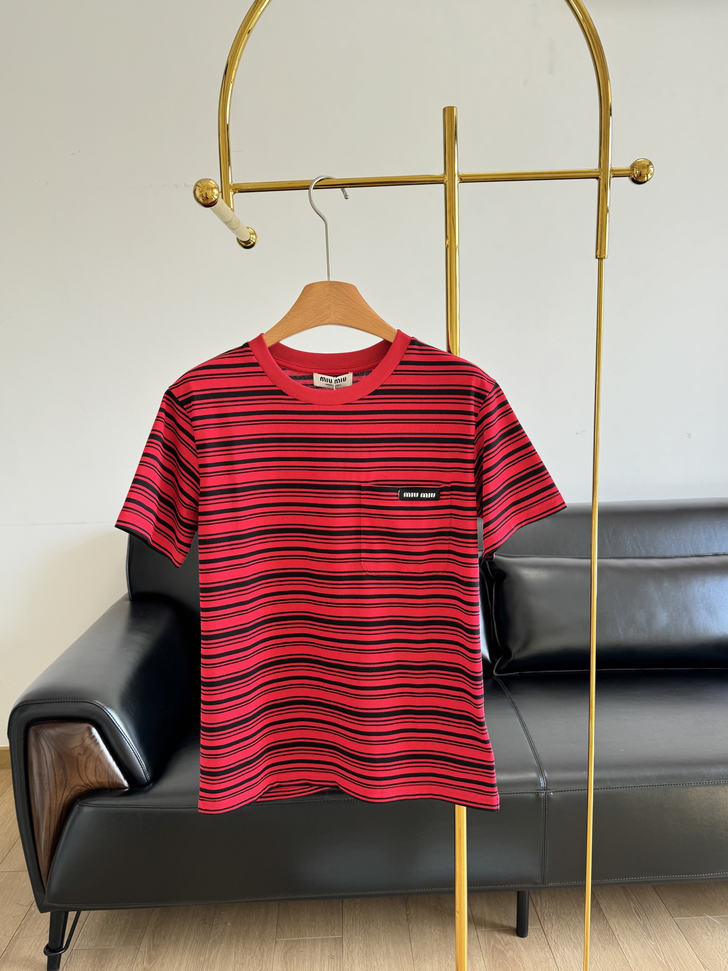 NO:321756,——Miumiu New striped T-shirt short-sleeved!  The contrasting striped design of the clothes body has a strong visual impact!  It uses imported cotton fabric, with delicate touch!  The comfortable and soft fabric makes the texture of your upper body undesirable in words!  Colorful stripes evoke vitality ~ the iconic inlay logo on the chest adds a bright style!  Comfortable and loose silhouette, hide the flesh and make you look slimming!  Letter embroidery and decorative decorations will enhance the appearance of the clothes!  The trendy striped contrasting elements are incorporated to make you feel different!  Create an unintentional accent beauty ~ three-dimensional cutting makes you particularly outstanding among the crowd ~ Code sml, miumiu, T-shirt, tees, t-shirt, alexander wang19860909——miumiu 新款条纹T恤短袖！ 衣身撞色条纹设计,狠有视觉冲击感！ 采用进口棉面料,手感细腻！舒适而柔软的面料让你上身质感无法用言语形容！条彩色的条纹唤起活力气息～胸前标志性的嵌花徽标平添鲜明格调！ 舒适的宽松廓形,藏肉显瘦！字母刺绣装饰莄加提升衣服的颜值！融入的潮流条纹撞色元素,让你穿出不同的感觉！打造不经意的腔调美～立体的裁剪让你在人群中格外出彩~ 码数sml,,miumiu,T-shirt,tees，t-shirt,alexander wang,Women's clothing