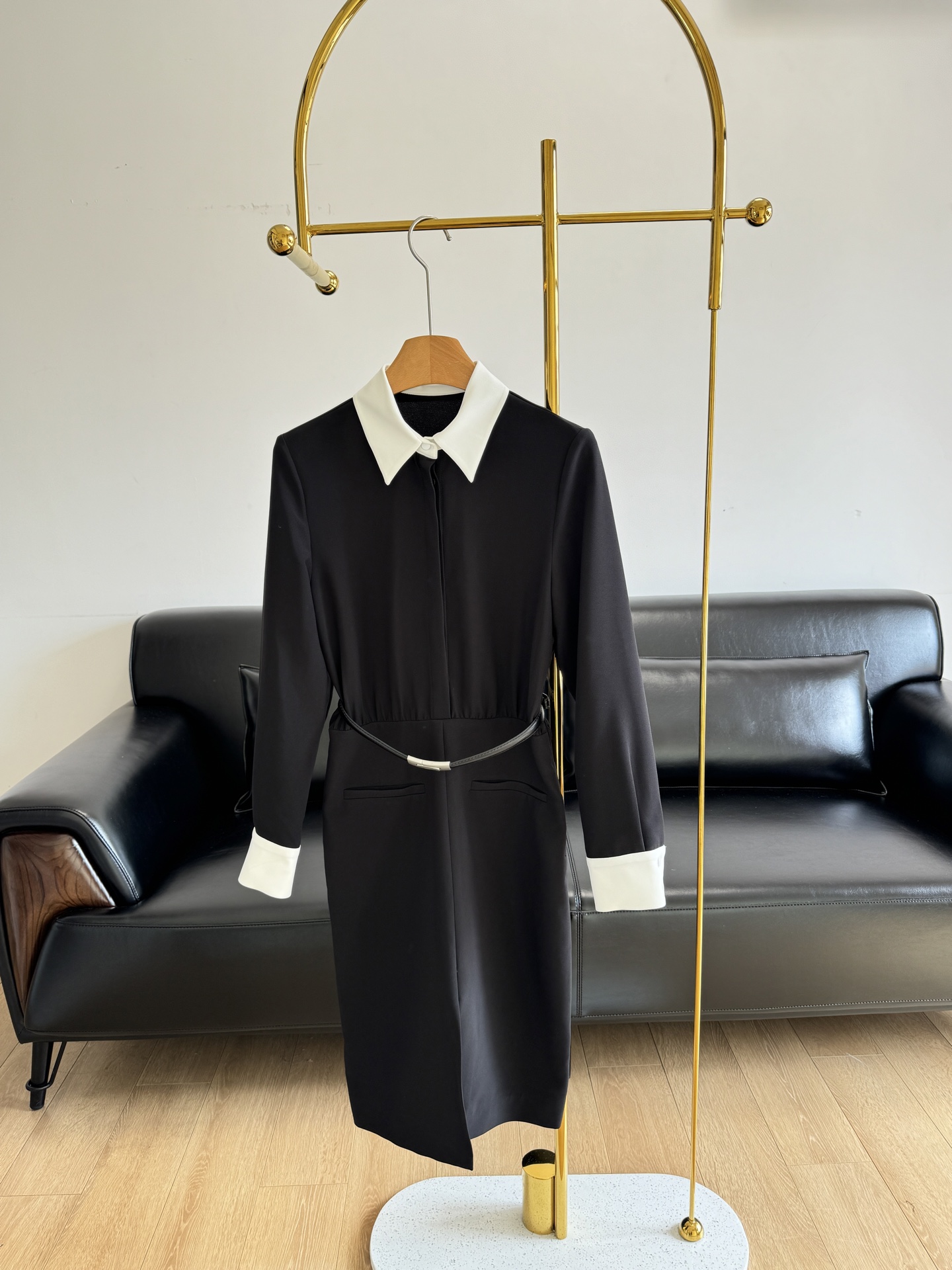 NO:321771,——MaxMara2025 early spring new women's waist-hugging shirt dress, mixed with a hint of elegance, just right~ Made of triacetic acid fabric, the fabric is smooth, not easy to wrinkle and easy to care for!  The upper body is very comfortable ~ Silky lining, close to the body without pressure!  The pencil skirt with low waist and middle slits adds elegant garment with the same belt to highlight the body, creates a graceful figure and reveals charming charm. Commuting in the workplace, you can dress confidently, generously and generously!  The splicing of fake two pieces adds a fashionable layering dress that is worth your efforts. Size s-xl, skirts, shirts, alexander wang19860909——MaxMara2025早春新品女装收腰衬衫连衣裙 夹杂着一丝丝的优雅感,拿捏得恰到好处～ 采用三醋酸面料制成,面料顺滑不易皱且好打理！上身很舒服~ 丝滑里衬,贴身穿无压力！ 低腰和前中开衩的铅笔裙,增添优雅格韵附有同款腰带凸显身形,塑造翩然身姿,流露迷人魅力 职场通勤,蕞佳装扮自信,大方,挺阔！假两件的拼接,增加时髦层次感很值得你们去冲的一条连衣裙 码数s-xl,,skirts,shirts,alexander wang,Women's clothing