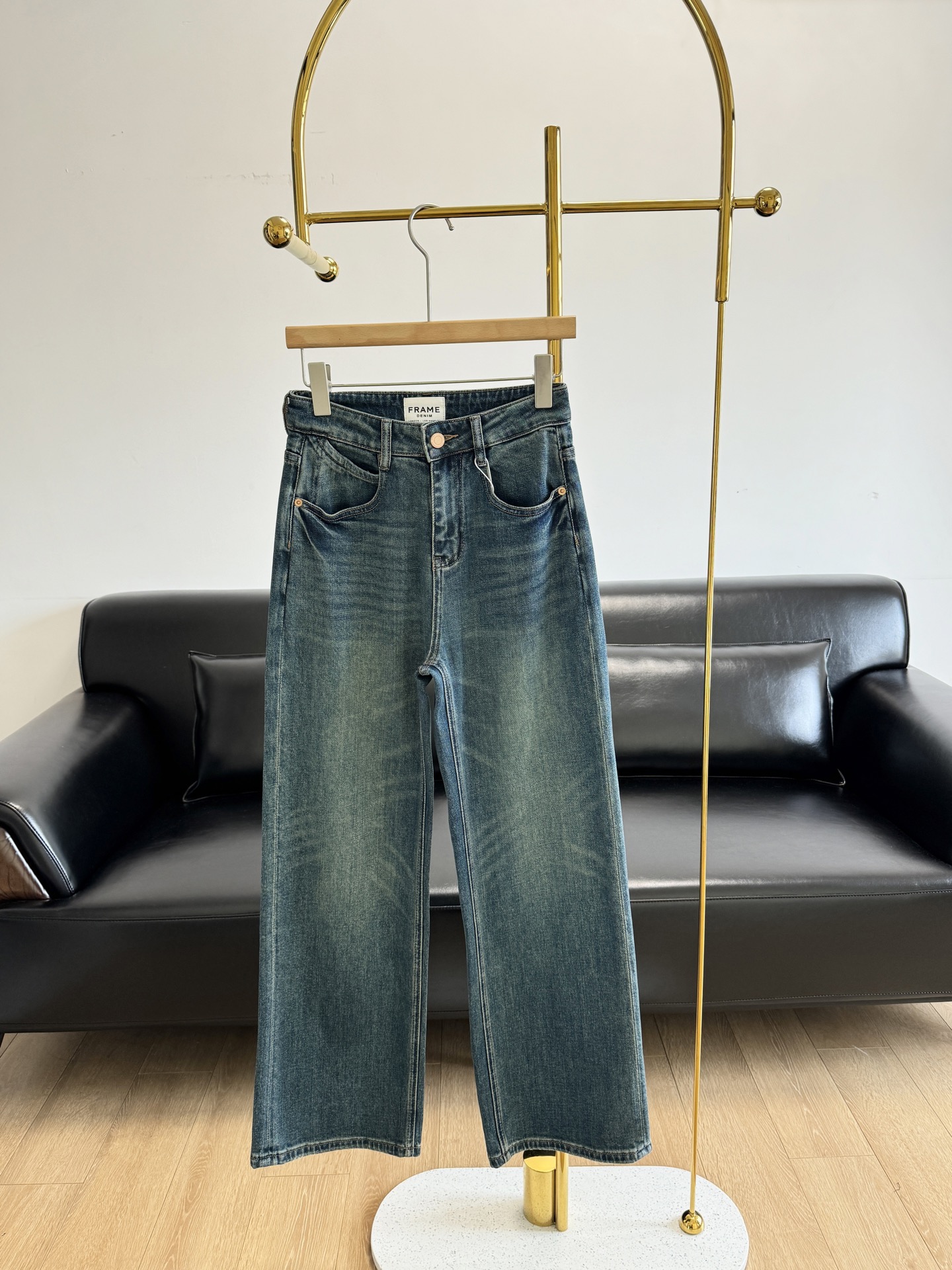 NO:321777,——FRAME Star-like straight-leg regular jeans, a gray and high-end nostalgic washing blue texture that makes people shine ~ high waist to navel, loose straight-leg to ankle version~ soft cotton, extremely comfortable!  About top denim raw material long velvet cotton The soul of the pants is from the ancient denim factory in Serge. It has a history of more than 70 years and is generally used in high-end ready-to-wear. The high-end long velvet cotton yarn has a long sunshine and high strength. The finished product has strong quality stability and is not easy to loosen and deform after washing for many years. The quality of the wash is high-quality tactile cotton glutinous water and weighs up to 13 ounces after washing. The production process is made using high-end environmentally friendly plant dyeing technology and biodegradable plant sizing agent. After multiple exclusive back-up processes, high waist to navel. The pants grow to the ground. The upper body is very comfortable, loose and comfortable, and it looks slimming!  The key point is that the looseness is very good, and it does not make you look short, and the proportion is perfect! / Fake hips are wide~ big buttocks~ Girls with thick calves and not straight enough on their knees, which is really easy to wear! The pants adopt a one-inch 9-needle sewing process with a burial and burial, and are paired with a flower-tie, grinding cat whiskers, old washing process, Japanese ykk zippers, AE sewing thread, overall scanning of the trouser body. Numbers s-xxl, jeans, alexander wang19860909——FRAME 明星同款直筒常规款牛仔裤 让人眼前一亮的灰常高级的怀旧洗水蓝质感~高腰到肚脐,宽松直筒到脚踝版～ 柔软纯棉,舒适度极高！ 关于顶级牛仔原料长绒棉 裤子的灵魂之长绒棉牛仔面料来自士耳其古老的牛仔布厂,至今已有70多年历史,一般用于高端成衣 高支长绒棉纱线日照时间长,强度高,所制成品品质稳定性强,洗穿多年也不易松垮变型,洗水质感品相高级触感棉糯水洗后克重高达13盎司.制作过程中采用高端环保植物染色工艺和可生物降解植物上浆剂,经多道专属后整工艺, 高腰到肚脐 裤长到地,上身很舒服很宽松舒服 还显瘦！重点是宽松度把握的非常好不拉高子,不显矮,把比例修饰的很完美!/假胯宽~大丰臀~小腿比较粗膝盖处不够直的妹子推荐入这条,真的是好穿! 裤子采用了开骨埋夹的一寸9针缝制工艺,搭配扎花 磨烂猫须,做旧的洗水工艺,日本ykk拉链, AE缝纫线,裤身整体扫描 码数s-xxl,,jeans,alexander wang,Women's clothing