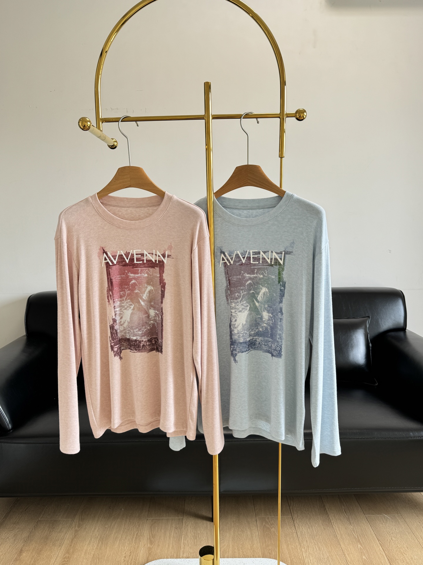 NO:322364,——AVVENN 2025 spring new oil painting printing soft glutinous thin long sleeve pattern craftsmanship is very complicated!  Heavy industry funds are soft and soft, and the color combination is very fresh and healing!  Super recommended ~ Long-sleeved T is the most basic item!  The cotton fabric is delicate and soft, transparent and absorbs moisture, and is skin-friendly. It is worn alone in spring and layered in autumn and winter. It is all NICE!  It feels slim and lazy with a relaxed feeling~ There is an oil painting printed pattern design on the chest, and the overall gray is very eye-catching!  Increase fashionable and fun!  Make the clothes look so beautiful!  Jue can meet your outfit needs ~ The simple and generous look and design overflow the screen!  SML Pink Blue 2 colors, alexander wang19860909——AVVENN2025春季新品油画印花软糯轻薄长袖 图案工艺很繁琐的！重工款 软软,色彩搭配又很清新治愈！超级推荐的哈～长袖T是最基本的单品！ 采用棉的面料手感细腻软糯,透QI吸湿,亲肤细腻,开春单穿,秋冬叠穿,都狠NICE！轻松Get显瘦慵懒的感觉~ 胸前有油画印花图案设计,整体灰常吸睛！增加时髦趣味性！使得让衣服颜值黄上一层楼！Jue对能满足你的穿搭需求~简洁大方的观感和设计感溢出屏幕！ 码数sml 粉色 蓝色2个色,,alexander wang,Women's clothing