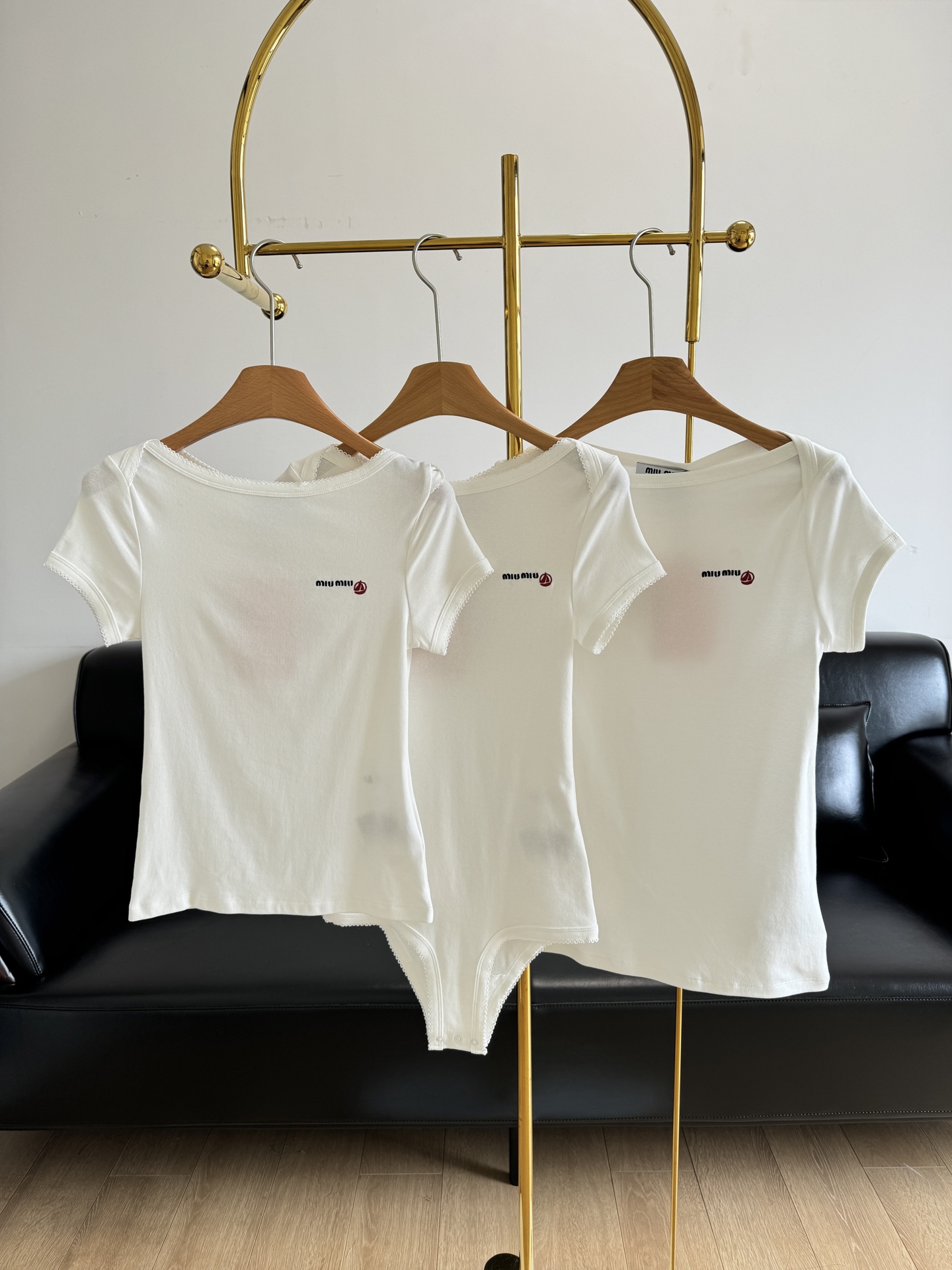 NO:322358,Slim fit p-loose style miumiu 25 early spring new small sailing letter logo T-shirt miu is really beautiful. The beautiful and oppressive feeling makes people unable to walk!  All major stars are wearing it. Pure cotton fabric has a very delicate and smooth glossy texture. It is soft and delicate texture is invincible. It is soft and glutinous but not loses the bones. The playful lace edge of the neck makes the whole top playful and lively, low-key, not exaggerated, simple and charming. It embodies the neckline. The iconic logo on the chest, adding a sense of design to the overall casual atmosphere~ Size sml slim style, one-piece loose style 3 styles,,miumiu,tees, t-shirt,alexander wang19860909修身款连体款p宽松款 miumiu 25早春新款小帆船字母徽标T恤 miu新款真的是太美啦 美丽的压迫感让人完全走不动道！各大明星都在穿 纯棉面料光泽度好细腻丝滑. 柔软细腻质感无敌 软糯却又不失筋骨感. 领口俏皮的蕾丝边 使整件上衣俏皮灵动 低调不浮夸,简单有魅力.修饰颈部线条.胸前标志性LOGO,在整体的休闲氛围中增添设计感～ 码数sml 修身款 连体款 宽松款3个款,,miumiu,tees，t-shirt,alexander wang,Women's clothing