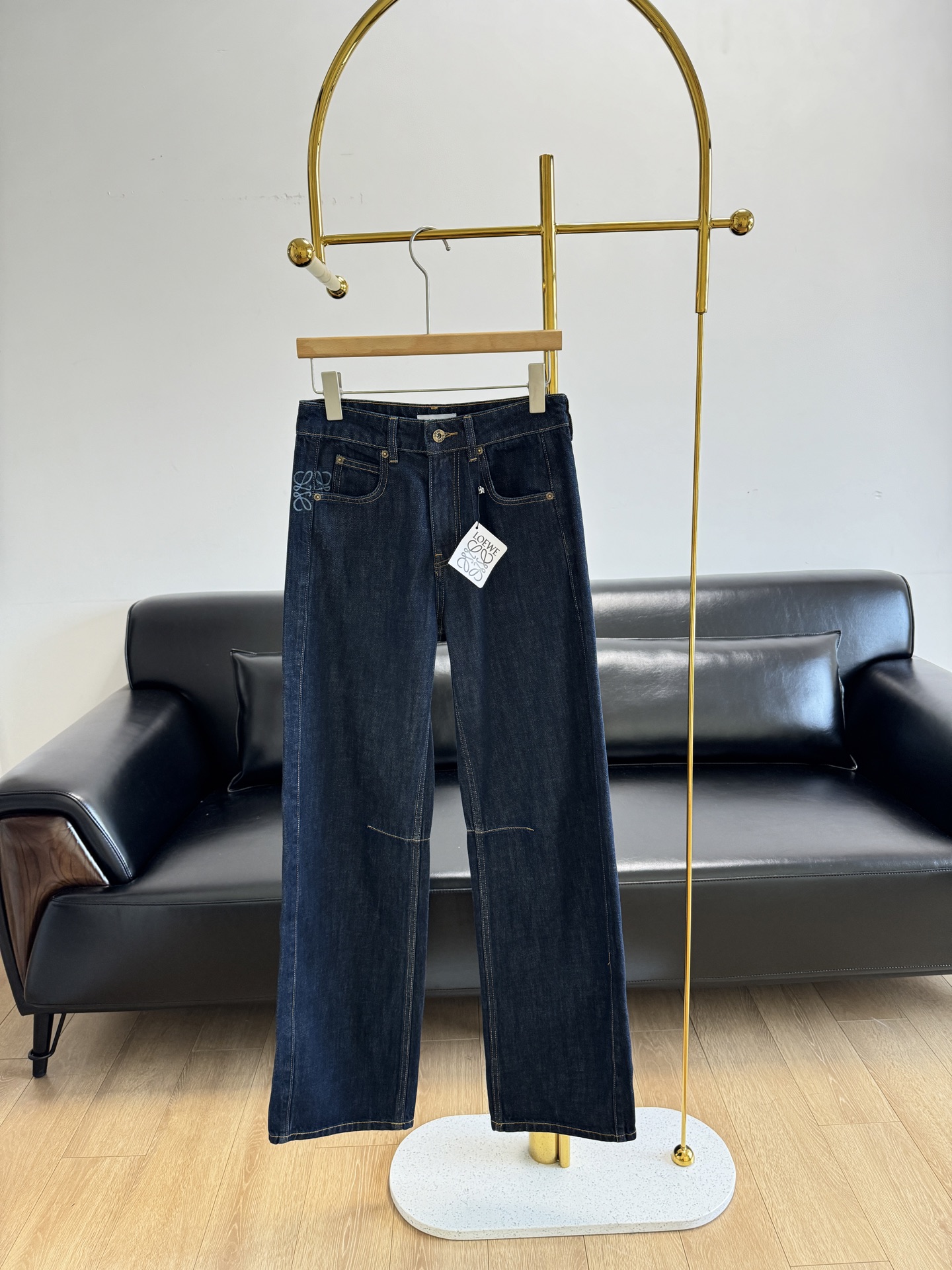 NO:322352,——Loewe logo embroidered straight-leg regular jeans. Highly recommended new styles. Embroidered small logo dark blue straight-leg jeans. Super slimming and long legs and various tops can form a harmonious and eye-catching CP to wear long legs that everyone envies. High-end heavy industry washing cowboy fabric with moderate thickness. It has a pleasant and supportive feeling that is crisp, stylish and unrestrained. It is a good-looking and detailed feeling!  The color and style are very positive. They are huge and tall. They are huge and slim. They have a great sense of aura. They can be controlled by any figure. They cover the flesh perfectly and make their legs look straight!  !  Count 25-30, loewe, jeans, alexander wang19860909——loewe logo刺绣直筒常规款牛仔裤 强烈推荐新款 刺绣小logo深蓝直筒牛仔裤 超显瘦显腿长与各种上衣都能组成和谐养眼的CP穿出人人羡慕的长腿 高级感重工洗水牛仔面料 厚度适中 具有怡到好处的支撑感挺括有型无拘束 妥妥的好看细节感！ 颜色 版型都很正 巨显高 巨显瘦 巨有范儿 自带提升气场感 任何身材皆可驾驭 完美遮肉 无敌显腿直！！ 码数25-30,,loewe,jeans,alexander wang,Women's clothing