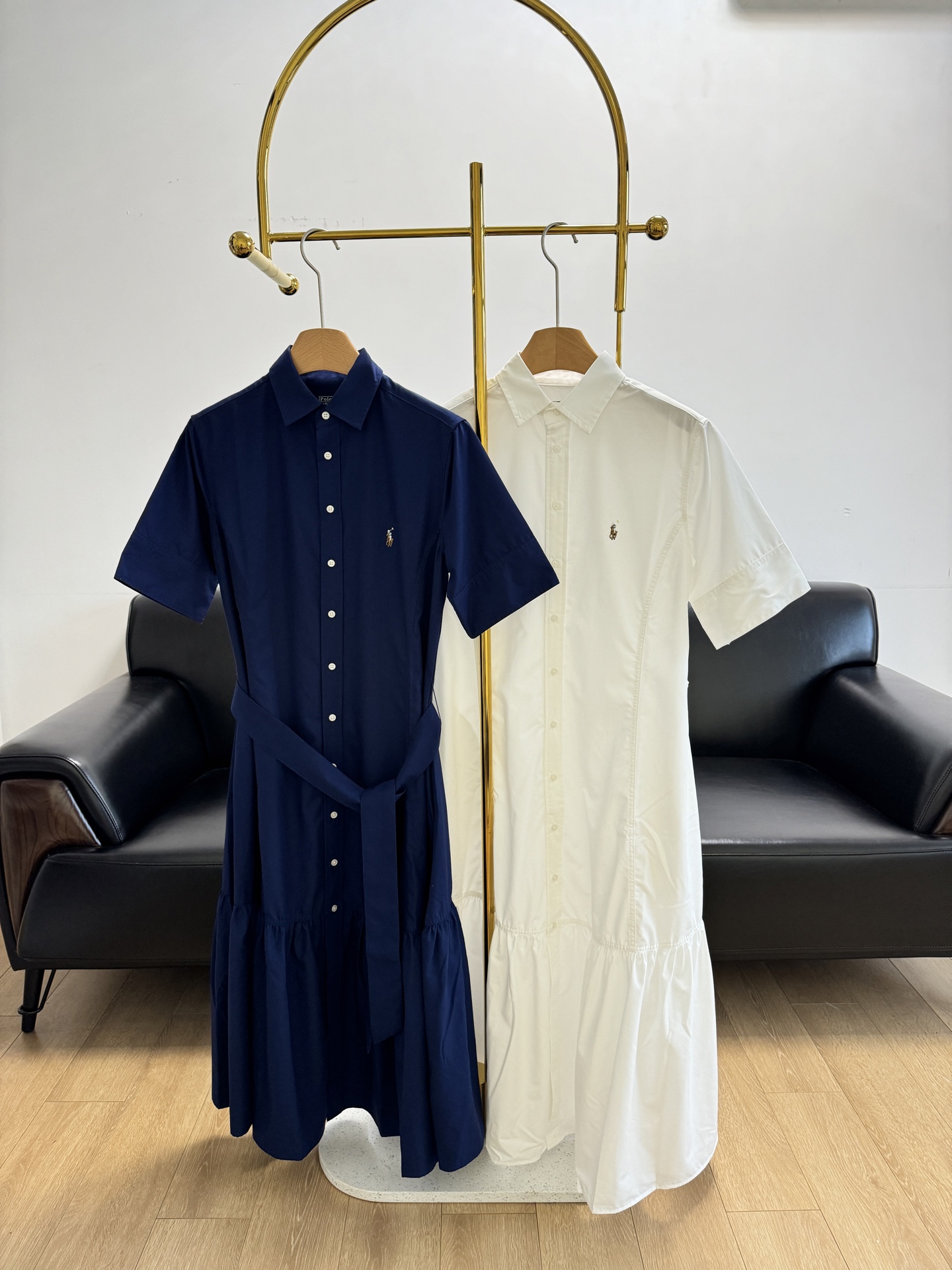 NO:322359,——Ralph Lauren/Ralph Lauren polo collar dress. A must-have in summer. I go out with a lazy person. I am worthy of being Ralph Lauren!  Take the old Qianfeng firmly!  The cotton fabric is soft and comfortable, and has more moisture absorption and sweating properties. The upper body is stylish, not the kind of soft bed without shape!  The collars are all made of all-round collars. Polo collar design!  The waist is tighter and the waistline is more visible~ The upper body looks slim and elegant, very suitable for the atmosphere of summer vacation~ It brings unique vivid expression and adds an overall fashionable feeling~ Number 2 4 6 White Blue 2 colors, Loro piana, skirts, alexander wang19860909——Ralph Lauren/拉夫劳伦 polo领连衣裙 夏天真的必备 懒人一套就出门了不愧是拉夫劳伦！把老钱风这一块拿捏得稳稳的！ 采用棉面料质地柔软舒适,更具吸湿排汗性能,材质上身有型,不是那种软榻而没有型的！领子都是做的全方位包领 Polo领的设计！腰间收腰更显腰部线条～ 上身显瘦又气质优雅,非常适合夏日度假的氛围感～带来与众不同的鲜活表现力zeng加了整体的时髦感～ 码数2 4 6 白色 蓝色2个色,,loro piana,skirts,alexander wang,Women's clothing