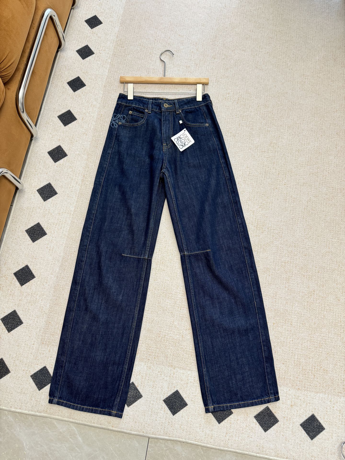 NO:322354,The color and style are very positive. They are huge and tall. They are huge and slim. They have a great sense of aura. They can be controlled by any figure. They cover the flesh perfectly and make their legs look straight!  !  ,alexander wang19860909颜色 版型都很正 巨显高 巨显瘦 巨有范儿 自带提升气场感 任何身材皆可驾驭 完美遮肉 无敌显腿直！！,,alexander wang,Women's clothing