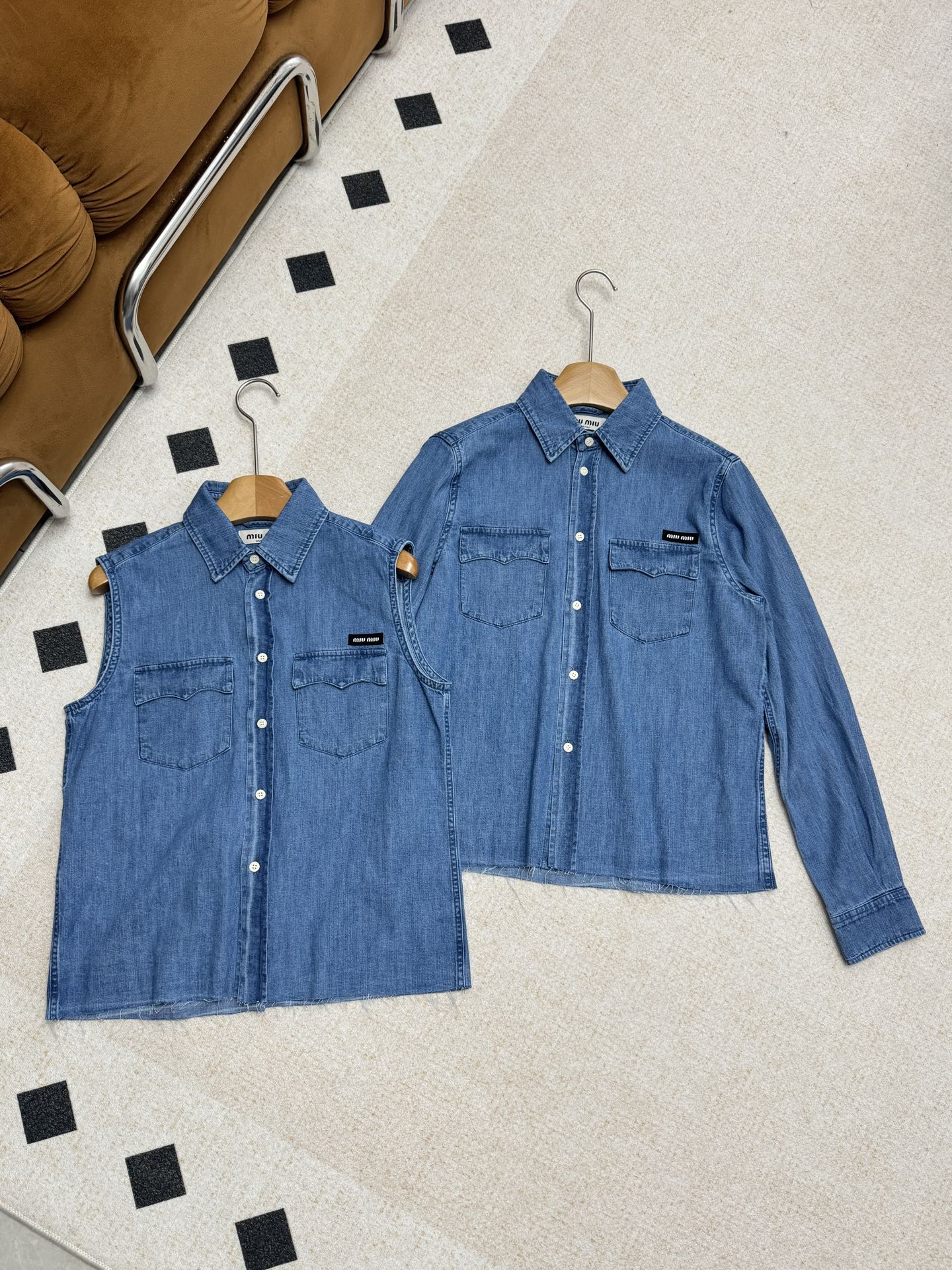 NO:322960,Sleeveless long-sleeved lapel denim shirt styling and evergreen flip pocket echo the retro and fashionable letter logo embellishes the rich details on the single-sided pocket!  It is sweet and reflects the brand’s heritage and increases the styling. It easily highlights the fashionable and fashionable style. It can be matched with skirts and trousers and can make the style look harmonious and high-end!  ,,skirts,shirts,alexander wang19860909无袖款长袖款翻领牛仔衬衫造型与常青翻盖口袋呼应复古又时尚字母徽标点缀单侧口袋之上丰富细节！不失甜美彰显品牌底蕴增加造型感轻松突出时髦洋气格调随意搭配裙装裤装都能显得风格协调高级！,,skirts,shirts,alexander wang,Women's clothing