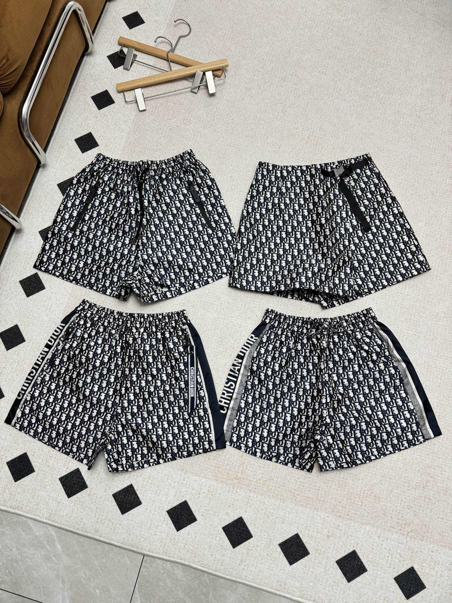 NO:322938,Shorts and skirts are versatile and slim, with rubber pockets on both sides zippered closed pockets. Jacquard fabric recognition is directly full of three-dimensional tailoring, perfect outlines the body lines, making it look slim and hiding the flesh, and the upper body effect is superb, skirts, shorts, alexander wang19860909短裤裙裤型百搭又显瘦, 两侧橡胶口袋拉链闭合式口袋.提花面料辨识度直接拉满立体剪裁 完美的勾勒出身形线条,显瘦藏肉,上身效果超级赞,,skirts,shorts,alexander wang,Women's clothing