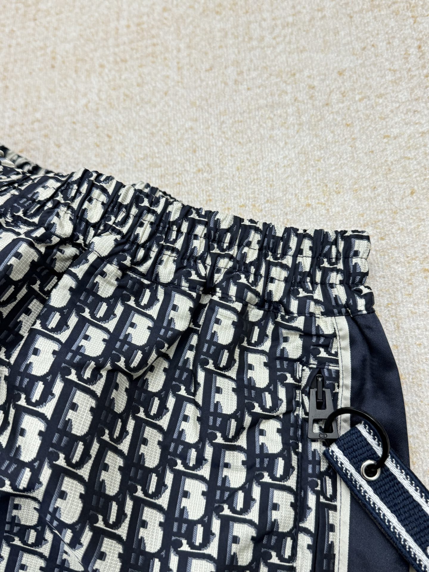 NO:322941,The shorts and sluts are made of tech taffeta Reverse pattern, which is crisp and stylish, and the texture can be seen at a glance! The super cool style, the logo full of presbyterian fabric is very high-end!  Paired with elastic waist design, you can feel it yourself when you receive it!  , versace, skirts, shorts, alexander wang19860909短裤裙裤采用科技塔夫绸 Reverse 图案 挺括有型,质感一眼可见!超炫酷的版型, 满logo老花面料很高级！搭配松紧腰设计 收到可以自行感受下！,,versace,skirts,shorts,alexander wang,Women's clothing