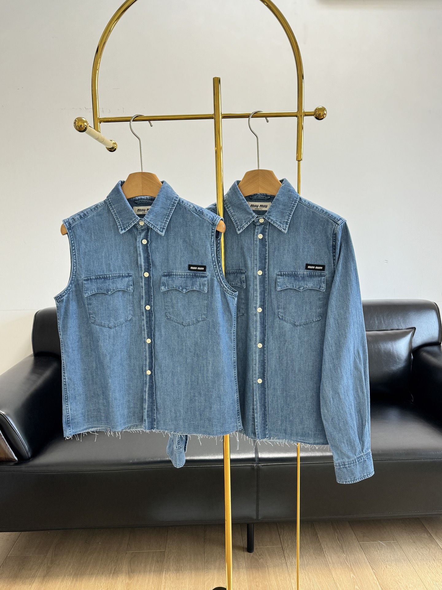 NO:322959,Sleeveless long-sleeved MiuMiu/MuMiu 25 Spring and Summer New Denim Shirts All-matched and easy to control in any style. Perfect workmanship, a casual and lazy tone!  Definitely weaving and dyeing denim cotton, good breathability, soft and skin-friendly multiple enzyme washing process, create a natural color rub with dark blue retro base. The lapel denim shirt shape and evergreen flip pocket echo the retro and fashionable letter logo embellish the rich details on the single-sided pocket!  It is sweet and reflects the brand’s heritage and increases the styling. It easily highlights the fashionable and fashionable style. It can be matched with skirts and trousers and can make the style look harmonious and high-end!  SML sleeveless model long sleeve 2 models, miumiu, skirts, shirts, alexander wang19860909无袖款长袖款 MiuMiu/缪缪 25春夏新款 牛仔衬衫 百搭任何风格都能完美轻松驾驭 完美做工,一种随意又慵懒的调调！ 定织定染牛仔棉布,透气性佳柔软亲肤多重酵素水洗工艺处理 ～打造深蓝复古为底的自然擦色感 翻领牛仔衬衫造型与常青翻盖口袋呼应复古又时尚字母徽标点缀单侧口袋之上丰富细节！不失甜美彰显品牌底蕴增加造型感轻松突出时髦洋气格调随意搭配裙装裤装都能显得风格协调高级！ 码数sml 无袖款 长袖款2个款,,miumiu,skirts,shirts,alexander wang,Women's clothing