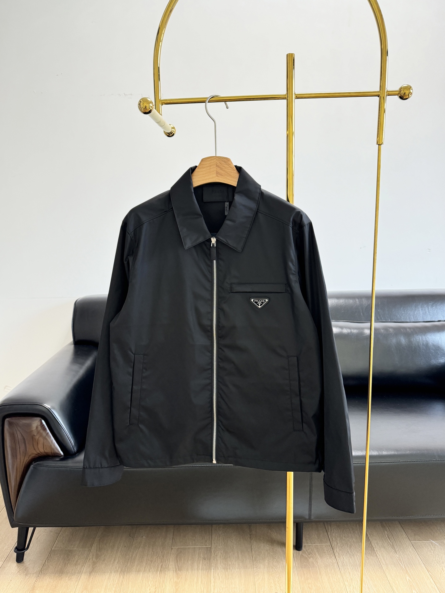 NO:322927,——Prada Triangle Lapel Zipper Jacket Shirt Jacket is a piece with retro elements, and the styles are varied, so it is suitable for different styles. For those who are keen on retro and fashionable style, this style of jacket is not to be missed, and it can make you fashionable throughout the spring!  Use Re-Nylon recycled nylon fabric, sun protection and scratch resistance!  It is not easy to wrinkle, and you will find that it is a thin and rigid jacket!  The entire style is crisp and stylish, with a combination of tailoring, meeting the popular multi-layered outfits nowadays, highlighting the brand's charming and fashionable taste, neat, clean and easy to lengthen the body proportions. Don't look too good on the upper body!  Count 48 50 52 54,,prada,jackets & coats,jackets & coats,shirts,alexander wang19860909——Prada 三角标翻领拉链外套 衬衫夹克是一款自带复古元素的单品,而且款式变化多样,所以适合不同的风格人群,对于热衷 复古时髦风的伙伴来说,这种风格的夹克就不容错过,能让你时髦整个春天！ 采用Re-Nylon再生尼龙面料,防晒防刮！不易皱,上身就会发现,它是那种薄而有挺度的外套！ 整个版型挺括有型,剪裁合体,满足时下正流行的多层次穿搭,彰显出品牌迷人魅力的时尚品味,利落干净轻松拉长身体比例.上身不要太好看哦！ 码数48 50 52 54,,prada,jackets & coats,jackets & coats,shirts,alexander wang,Women's clothing