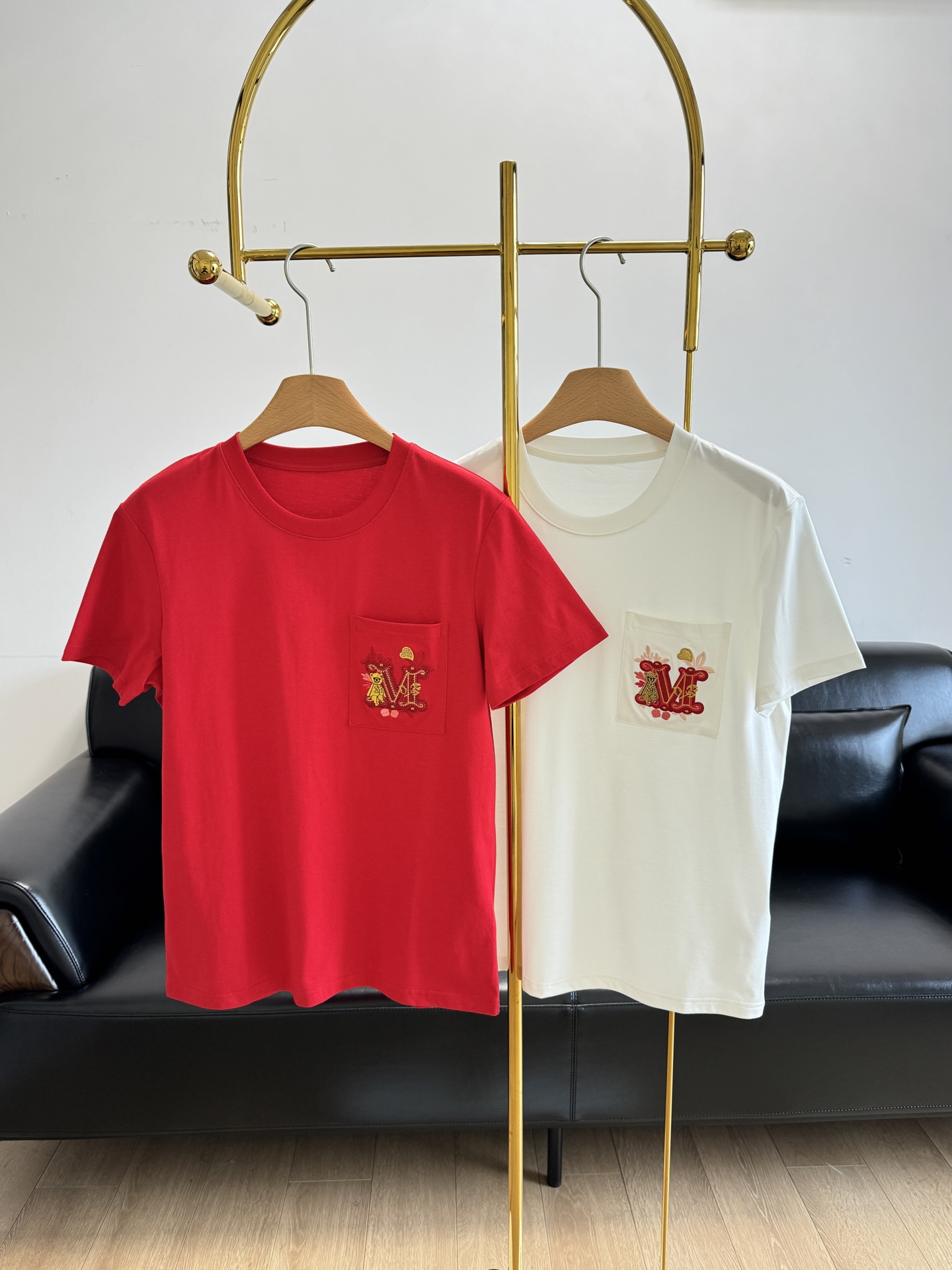 NO:322953,——Max Mara's 25Ss early spring new embroidered pocket round neck short-sleeved T-shirt, it is a perfect combination of texture and slimming, and the two colors of fabrics are different!  Red is ordinary cotton, white is mercerized cotton, which feels smoother!  And elastic!  Breathable and comfortable, you can feel the spring breeze when you wear it. Moreover, its tailoring is very suitable, it is a regular short-sleeved T-shirt style, but it can highlight the unique brand style of Max Mara. What makes me most excited is that the embroidery on the single-sided pocket on the chest of this T-shirt is outlined with the M-shaped anchor logo pattern, and the fashionable and high-end feel is immediately revealed!  This design is not only unique, but also creates a personalized style, allowing you to stand out from the crowd. This T-shirt has a full drape and can show a slim visual effect when worn on the body. Whether it is single or inner wear, it can make your look brilliant and fashionable and easily control various occasions. Size sml white red 2 colors, T-shirt,tees, t-shirt,alexander wang19860909——Max Mara的25Ss早春新款 刺绣口袋圆领短袖T恤, 它简直是质感与显瘦的完美结合, 两个色面料不同！红色就是普通棉,白色是丝光棉,手感比较滑！且有弹力！透气舒适,穿在身上仿佛能感受到春天的微风拂面.而且,它的裁剪非常合身,是常规的短袖T恤款式,但却能凸显出Max Mara独特的品牌格调. 最让我心动的是,这款T恤的胸前单侧口袋上,刺绣勾勒出了M字船锚徽标图案,时尚高级感立现！这个设计不仅独特,还能打造出个性风格,让你在人群中脱颖而出. 这款T恤的垂坠感十足,穿在身上能够呈现出显瘦的视觉效果.无论是单穿还是内搭,都能让你的造型出彩时髦,轻松驾驭各种场合. 码数sml 白色 红色2个色,,T-shirt,tees，t-shirt,alexander wang,Women's clothing