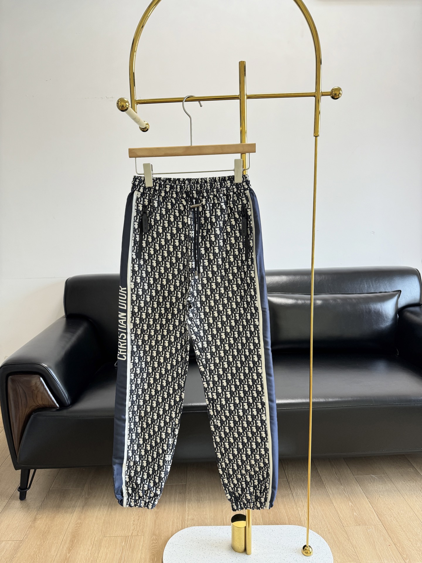 NO:322933,——Dior/Dior Presbyterian letters full of logo print drawstring trousers. Recently, Dior's logo jacquard style has been popular. It not only has its own aura, but also unexpectedly neutralizes girls with different styles of temperament, making your personality more distinctive. It is charming, sexy and courageous and cool and handsome. It has its own printing background!  Use custom classic Oblique presbyterian fabrics, the market is very rare high-end custom fabrics, high-end and atmospheric. They are skin-friendly and breathable, as silky as skin. They are very comfortable to wear with close body. They are elastic and elastic waist design, and are matched with drawstring metal buckles. The recognition is directly full of three-dimensional cut. Perfect outlines the body lines, making them look slim and hide the flesh. The upper body effect is superb. SML,,dior,dior,alexander wang19860909——Dior/迪奥 老花字母满logo印花抽绳长裤 近来Dior的logo提花款一直备受热捧, 不仅自带气场 还意外的中和了不同风格脾性的妹纸, 让你的个性气质更加鲜明 娇媚性感不失果敢飒气之风度 自带印花底蕴！ 采用定制经典满身Oblique老花面料,市面上十分稀少的高端定制面料,高级大气.亲肤透气,如肌肤般丝滑 贴身穿着非常舒适, 弹力松紧带腰围设计,搭配抽绳金属扣,辨识度直接拉满立体剪裁 完美的勾勒出身形线条, 显瘦藏肉,上身效果超级赞 码数sml,,dior,dior,alexander wang,Women's clothing