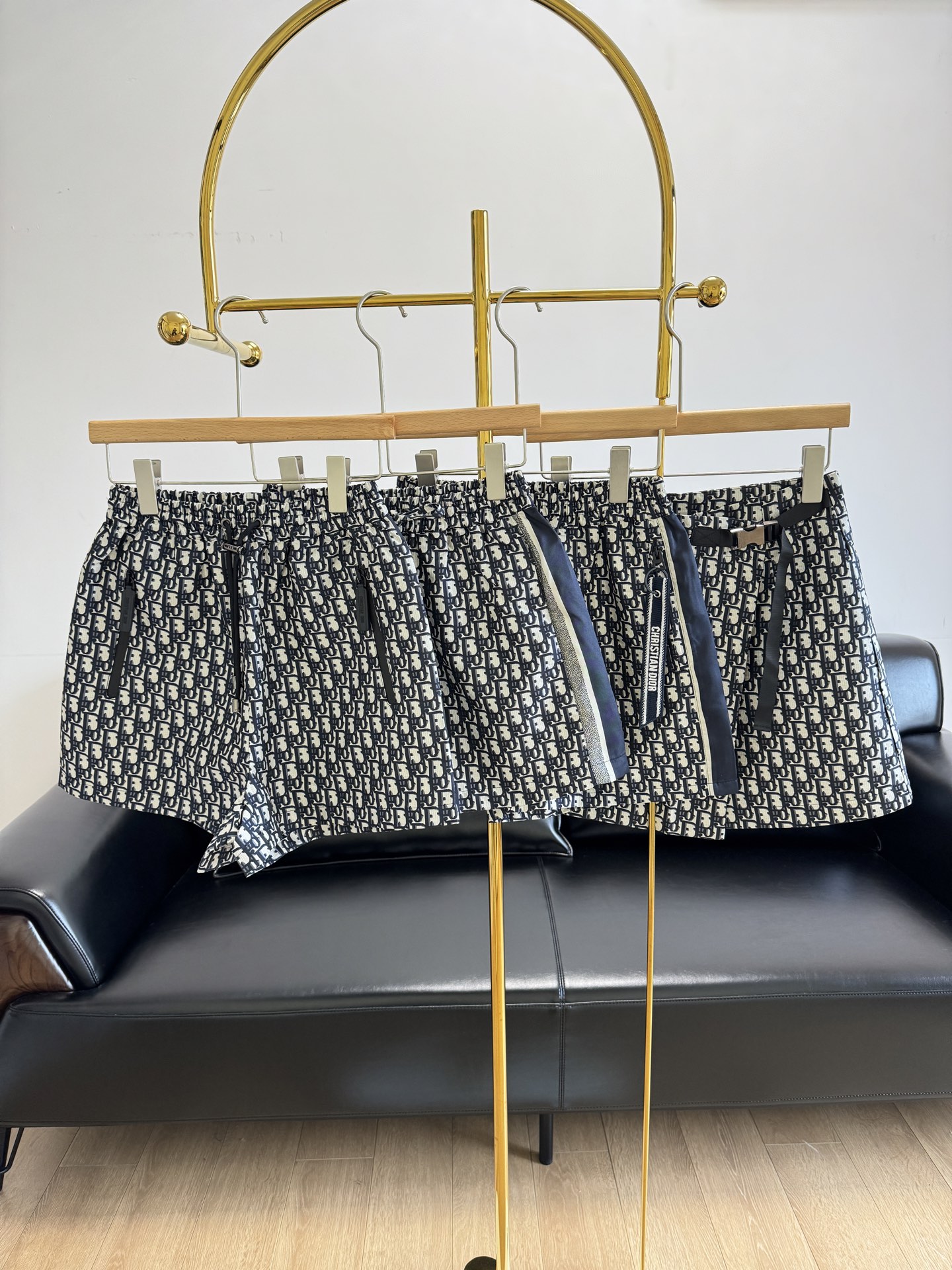 NO:322937,Shorts, skirts, Dior/Dio jacquard logo shorts, a classic and versatile casual pants from D's family, with a very high dressing rate, an invincible and beautiful style, with a 100% chance of returning to street photos!  The technology Taffeta Reverse pattern is crisp and stylish, and the texture is visible at a glance! The super cool style, the logo full of presbyterian fabric is very high-end!  Paired with elastic waist design, you can feel it yourself when you receive it!  The style is versatile and slim, with rubber pockets on both sides of the zippered closed pockets. The jacquard fabric is recognizable and fully trimmed. Perfect outlines the body lines, making it look thin and hiding, and the upper body effect is superb. Size sml drawstring style, side letter style, skirt style, trousers style, webbing zipper style, 4 styles, dior, versace, dior, skirts, shorts, alexander wang19860909短裤裙裤 Dior/迪奥 提花logo短裤 D家经典百搭的一款休闲裤,穿搭率超高 无敌好看的一款,街拍回头率百分百！ 采用科技塔夫绸 Reverse 图案 挺括有型,质感一眼可见!超炫酷的版型, 满logo老花面料很高级！搭配松紧腰设计 收到可以自行感受下！ 版型百搭又显瘦, 两侧橡胶口袋拉链闭合式口袋.提花面料辨识度直接拉满立体剪裁 完美的勾勒出身形线条,显瘦藏肉,上身效果超级赞 码数sml 抽绳款 侧字母款 裙裤款 织带拉链款4个款,,dior,dior,versace,dior,skirts,shorts,alexander wang,Women's clothing