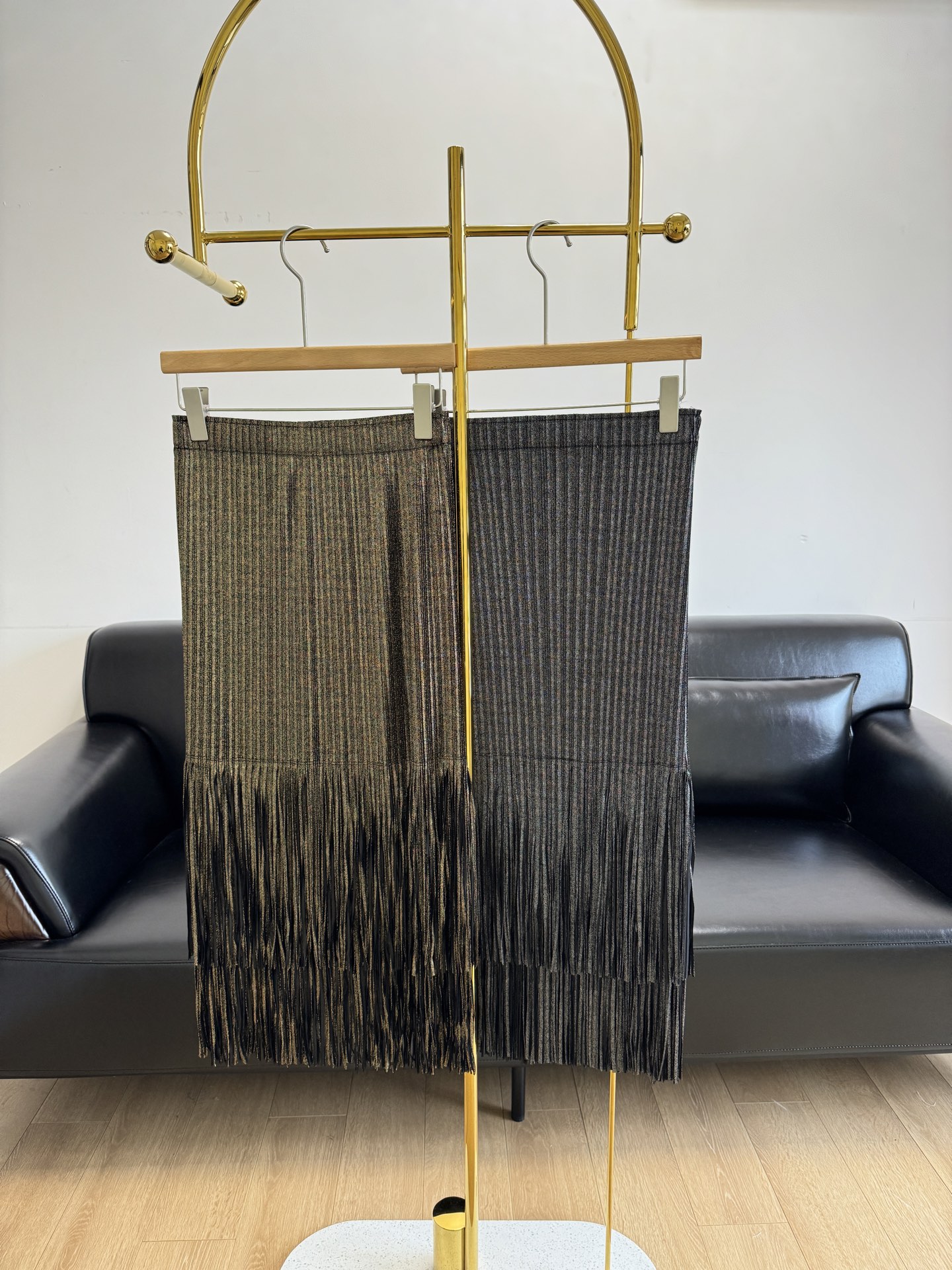 NO:322947,——Issue Miyake, Tassel Skirt This is very photogenic!  She immediately feels very elegant when worn. It is three-dimensional and made of polyester fiber!  It has a velvet and silk texture, especially textured!  Through the pleating process of skirt sheet, it has better rebound performance!  The waist is made of elastic bands, which are easy to put on and take off!  Easy to accommodate all kinds of figures. The mid-length H-shaped skirt and tassels combine to double the eye-catching level!  The color scheme I like very much is very impactful~ the hem and tassels are really beautiful!  Number of numbers equal sizes gold gray 2 colors, isseymiyake, skirts, real silk, alexander wang19860909——三宅一生 流苏半裙 这个很上镜！穿上她立马很有气质 它立体感、 采用聚酯纤维制成！ 它兼具天鹅绒和真丝的质感, 特别有质感！通过对裙片压褶工艺,使其拥有更好的回弹性能！ 腰头采用弹力带,方便穿脱！轻松包容各类身材.中长H型裙身与流苏结合,吸睛度翻倍！超级喜欢的配色很有冲击力~下摆还有流苏,真的美绝！ 码数均码 金色 灰色2个色,,isseymiyake,skirts,real silk,alexander wang,Women's clothing