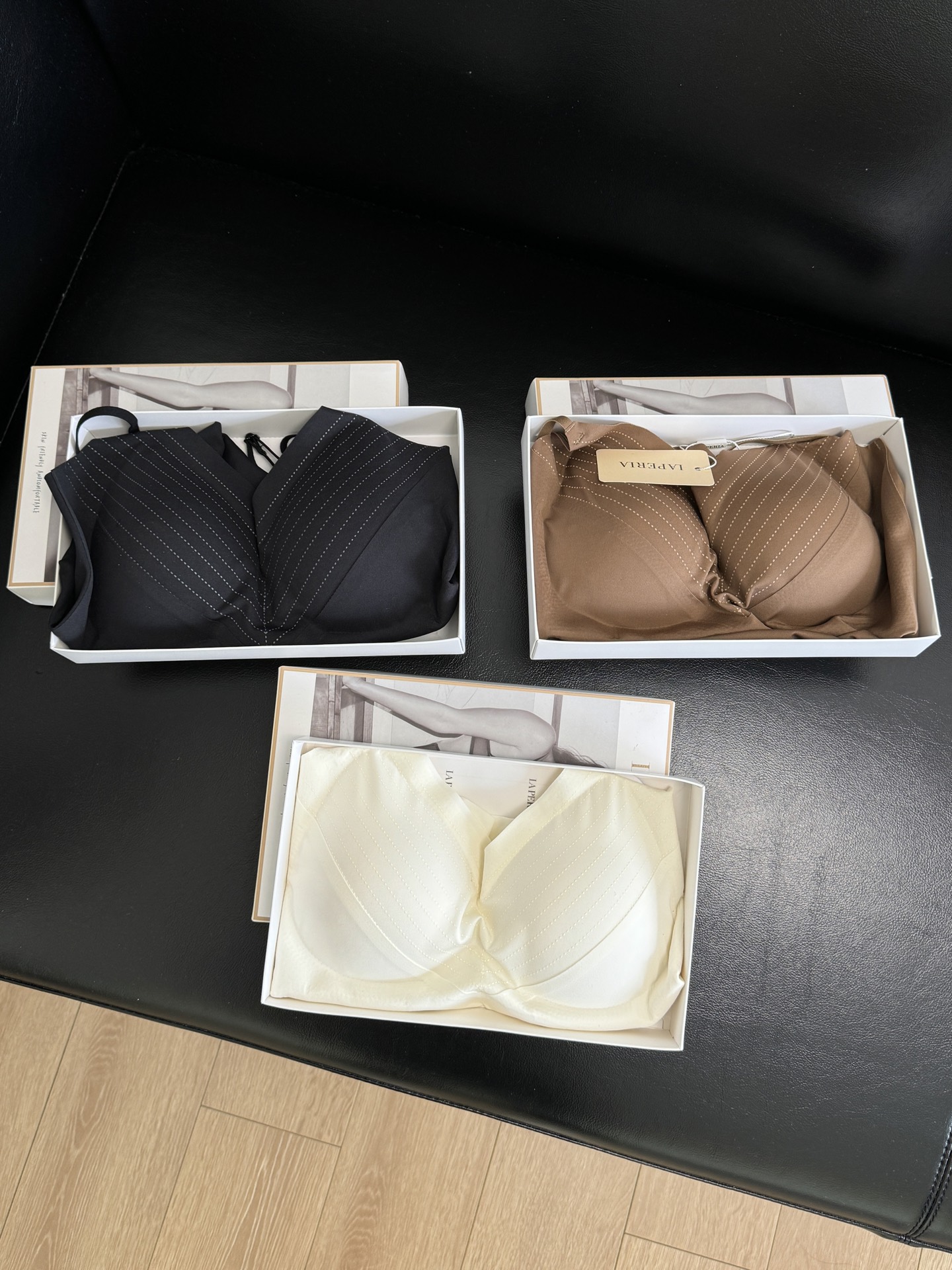 NO:323433,——2025LP new small suspenders know more about pure desire and advancedness!  !  Comfortable and high-quality appearance!  Innate charm!  The whole piece of satin is smooth and tender!  Light and skin-friendly, soft and comfortable texture, very breathable, and has a high-end design embellishment!  It also comes with three-dimensional silk cup support to moisturize and nourish the skin!  Large U-shaped beautiful back design with nude feeling and skin-friendly!  U-shaped lines modify the beautiful back and shoulders, which show exquisite and elegant beauty. The traceless nude feeling is very delicate and delicate satin fabric is invisible and is embellished with small thin shoulder straps!  Adjustable pressure-relieving without shoulder strangling!   Black, white, and brown three colors M code is suitable for 80 to 100 catties L code is suitable for 100 to 120 catties XL code is suitable for 120 to 135 catties body weight three numbers.,,loro piana,alexander wang19860909——2025LP新品小吊带更懂纯欲高级！！ 舒适聚拢高颜值！与生俱来的魅力！ 整一件缎面丝滑材质滑嫩嫩的！ 轻盈亲肤 质感软软的很舒服 很透气 还有杯面线条设计高级设计感小点缀！ 同时自带立体蚕丝罩杯承托支撑 润肤养肤！ 后背大U型美背设计裸感亲肤！ U型线条修饰美背美肩 巨显精致优雅美感 无痕裸感巨细腻的缎面面料服帖隐形 小细肩带点缀！可调节减压不勒肩！  黑色,白色,咖色三个色 M码合适80到100斤 L码合适100到120斤 XL码合适120到135斤体重 三个码数.,,loro piana,alexander wang,Women's clothing