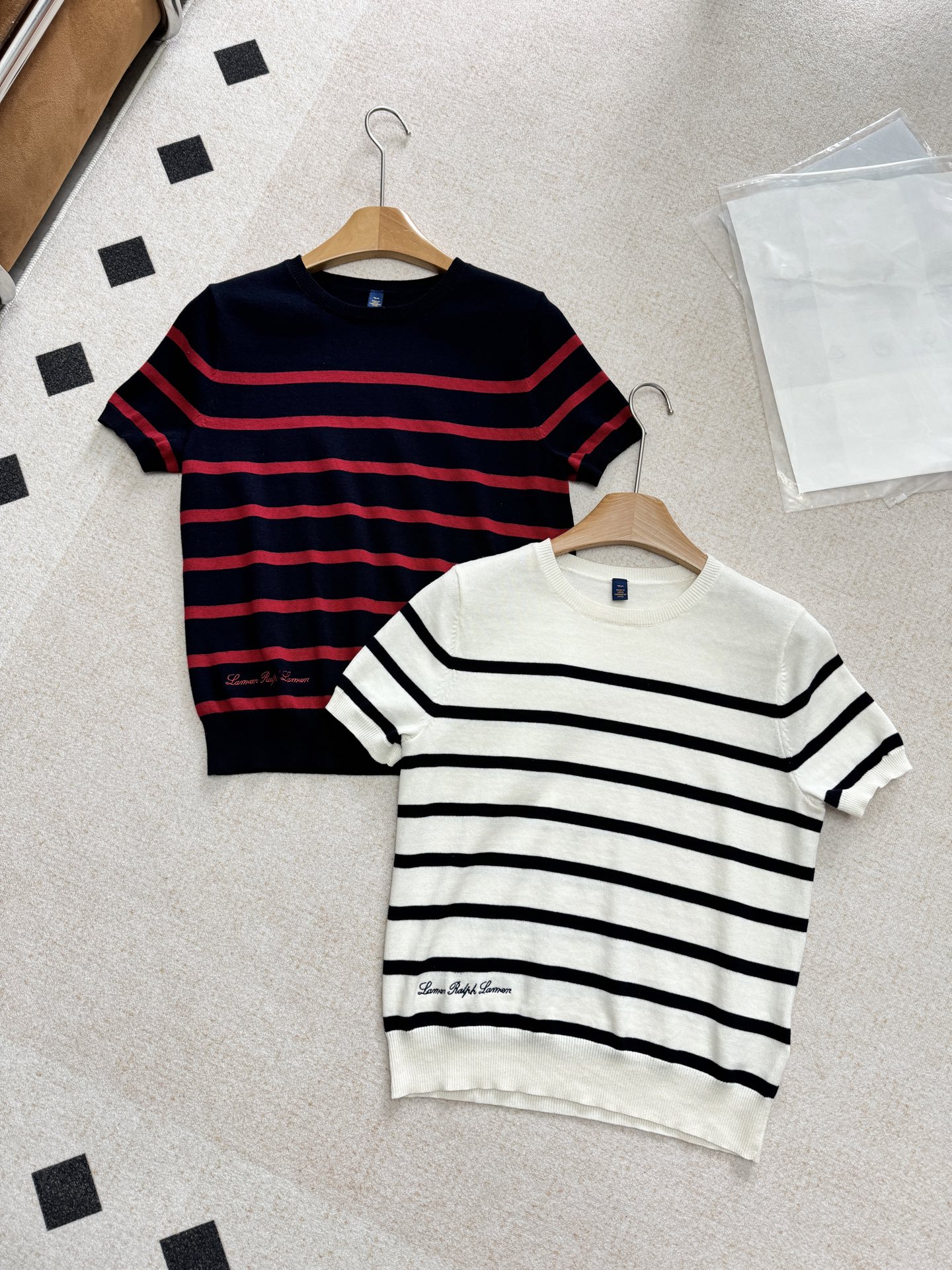 NO:323454,The silhouette design makes you look slim and stylish, and the upper body will definitely make you fall in love with it in one second. This is its charm. If you want to wear it in a GAO-level casual style, you can also have a low-key and casual feel!,,alexander wang19860909廓形设计显瘦有有型,上身绝对会让你一秒爱上,这就就是它的魅力,如果想穿出GAO级休闲风,低调休闲的同时还可以有一种篙级感!,,alexander wang,Women's clothing