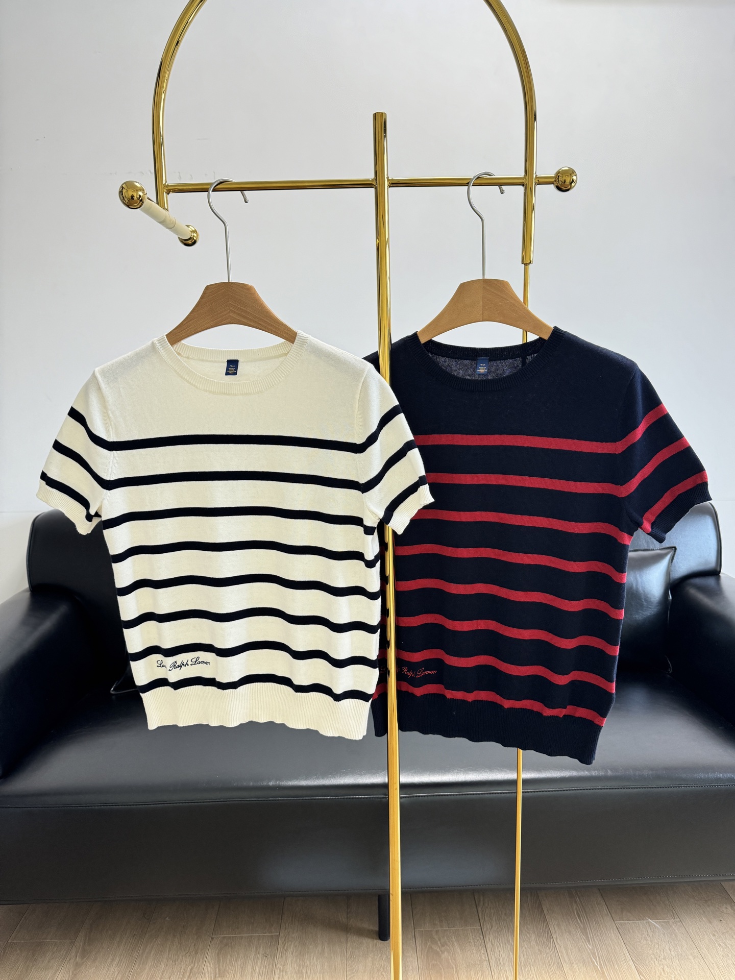 NO:323451,——Lauren/Lauren Women's Clothing 25 Years Early Spring Loose Striped Short-Sleeve Knitted Sweater CHAO Loves Classic Low-key Dark Horse Striped Knit Round Neck Short Sleeve! It uses 60 cotton and 40 modal, which is not easy to wrinkle!! This is really CHAO-grade easy to wear, and everyone recommends to use one!! Anti-pilling!  It feels soft but solid! The silhouette design makes you look slim and stylish, and the upper body will definitely make you fall in love with it in one second. This is its charm. If you want to wear it in a GAO-level casual style, you can also have a low-key and casual feel! SML, white, red, 2 colors, T-shirt, alexander wang19860909——Lauren/拉夫劳伦女装 25年早春宽松版型条纹短袖针织衫 CHAO爱的经典低调黑马款条纹针织圆领短袖! 采用60棉40莫代尔,不易起皱!!这款真的CHAO级好穿,推荐集美们人手一件!!抗起球！它摸着是很柔软,但又扎实感觉! 廓形设计显瘦有有型,上身绝对会让你一秒爱上,这就就是它的魅力,如果想穿出GAO级休闲风,低调休闲的同时还可以有一种篙级感! 码数sml 白色 红色2个色,,T-shirt,alexander wang,Women's clothing