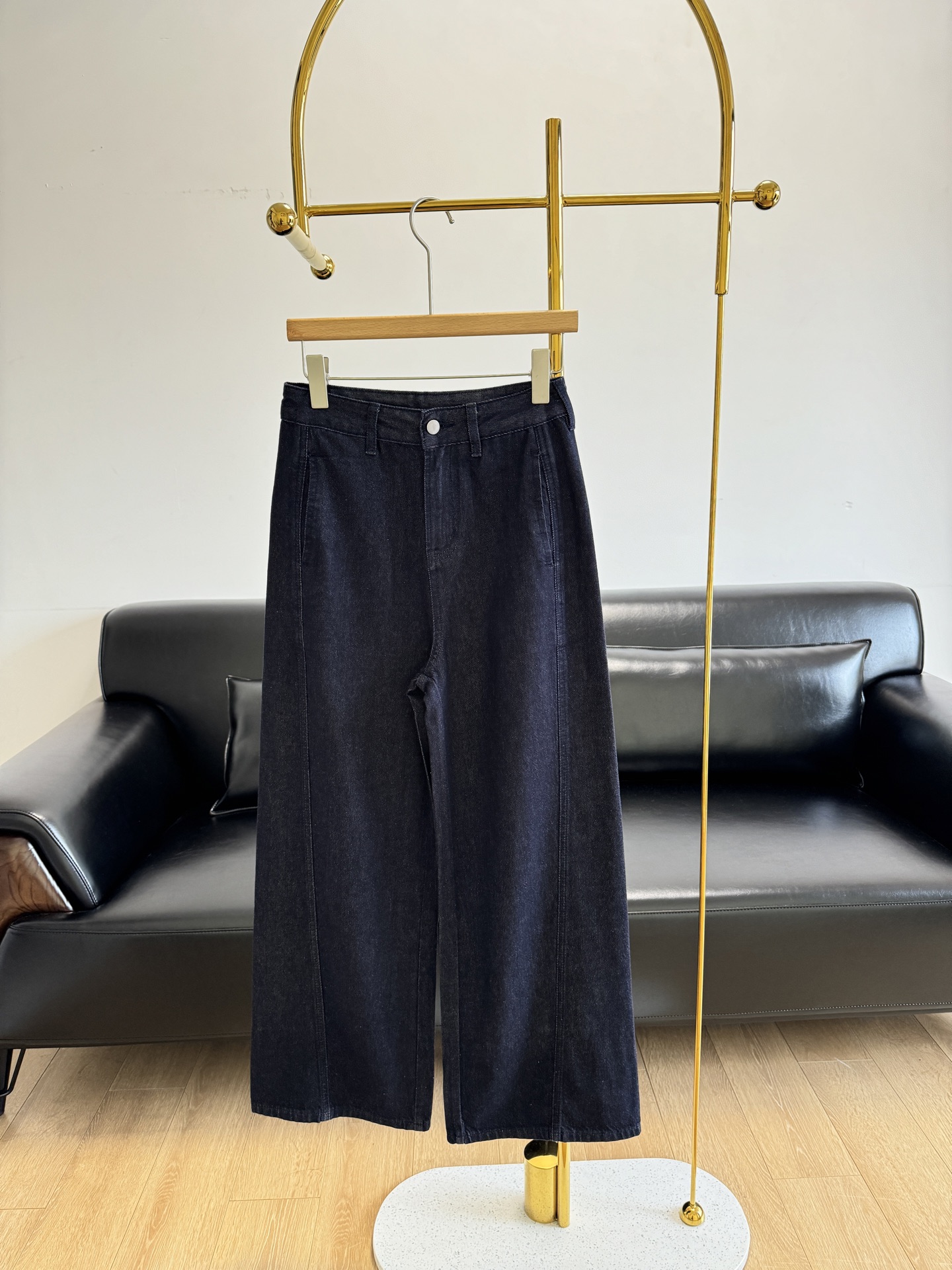 NO:323446,——MM6 wide-leg regular jeans The design of the straight-cut big trousers is so toned. It is natural to prefer these wide-leg pants in autumn and winter! I define this pants as a retro-tongue style, with a strong retro upper body!  Use ready-to-wear washing technology, plus a small leak of whiteness, three-dimensional and layered sense, draped and not wrinkled, neat and straight lines, full of aura! Loose big trousers, CHAO-grade flesh-covering, CHAO-slimming, CHAO-slimming, this kind of pants can taste, tone, yuppie, and with a style label~ Size s-xxl,,masion margiela,jeans,alexander wang19860909——MM6 阔腿常规款牛仔裤 立裁的大裤腿的设计太有腔调感了,秋冬就更偏爱这种宽腿裤就是理所当然的啦!这条裤子我就给它定义为复古腔调风格,上身复古浓浓的！ 采用成衣水洗工艺,加上小许漏白,立体感和层次感拉满,有垂感且不会皱,线条利落笔直,气场十足! 宽松的大裤腿,CHAO级遮肉的,CHAO显瘦的,这种裤子就是谁穿都可以有味道的,腔调,雅痞,自带风格标签的~ 码数s-xxl,,masion margiela,jeans,alexander wang,Women's clothing