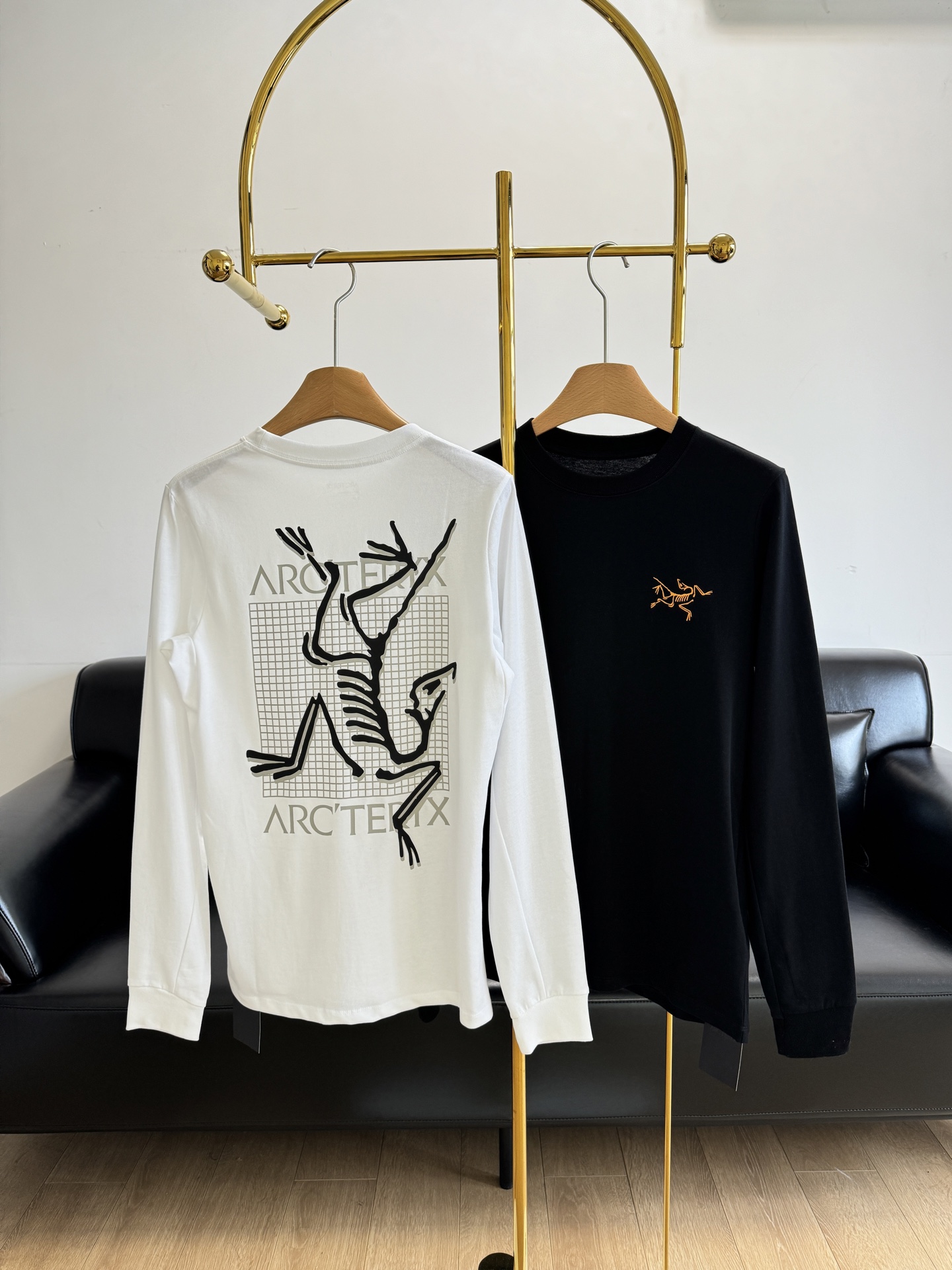 NO:323458,——Arcteryx Archaeopteryx Bird with plaid logo letter print on the back. The basic color bird's long sleeves!  It’s a very urgent item in all seasons!  The cotton painted material is smooth and bright, soft and wrinkle-resistant, and has a very good draping property. The fabric has a super good texture and is soft and comfortable to touch. It looks like it is wrapped in clouds when worn~ The round neck style is not picky, the body is loose and not bloated, and the iconic Bird House logo makes it difficult to look good if it doesn’t look good!  The back is decorated with large layered patterns!  Who doesn’t love it!  !  The bird logo design on the chest is a grid with the exaggerated design of the oversized bird!  Often personalized, young, sporty, and fashionable!  Code s-2xl white black 2 colors, jil sanderarc'teryx, alexander wang19860909——Arcteryx始祖鸟 背后格纹logo字母印花长袖 基础色的鸟家长袖！ 一年三季都很刚需的单品！ 棉画料光洁亮丽,柔软抗皱,垂坠性特别好,面料质感超级好,摸起来柔软舒适,穿上就像被云朵包裹着一样~ 基础不挑人的圆领版型,衣身宽松不臃肿,再加上标志性的鸟家logo,穿起来像不好看都难！ 背面饰有分层的大图案！谁不爱！！胸前小鸟标设计后背网格加上超大鸟的夸张设计！常个性,年轻,运动,且时尚！ 码数s-2xl 白色 黑色2个色,,jil sanderarc'teryx,alexander wang,Women's clothing