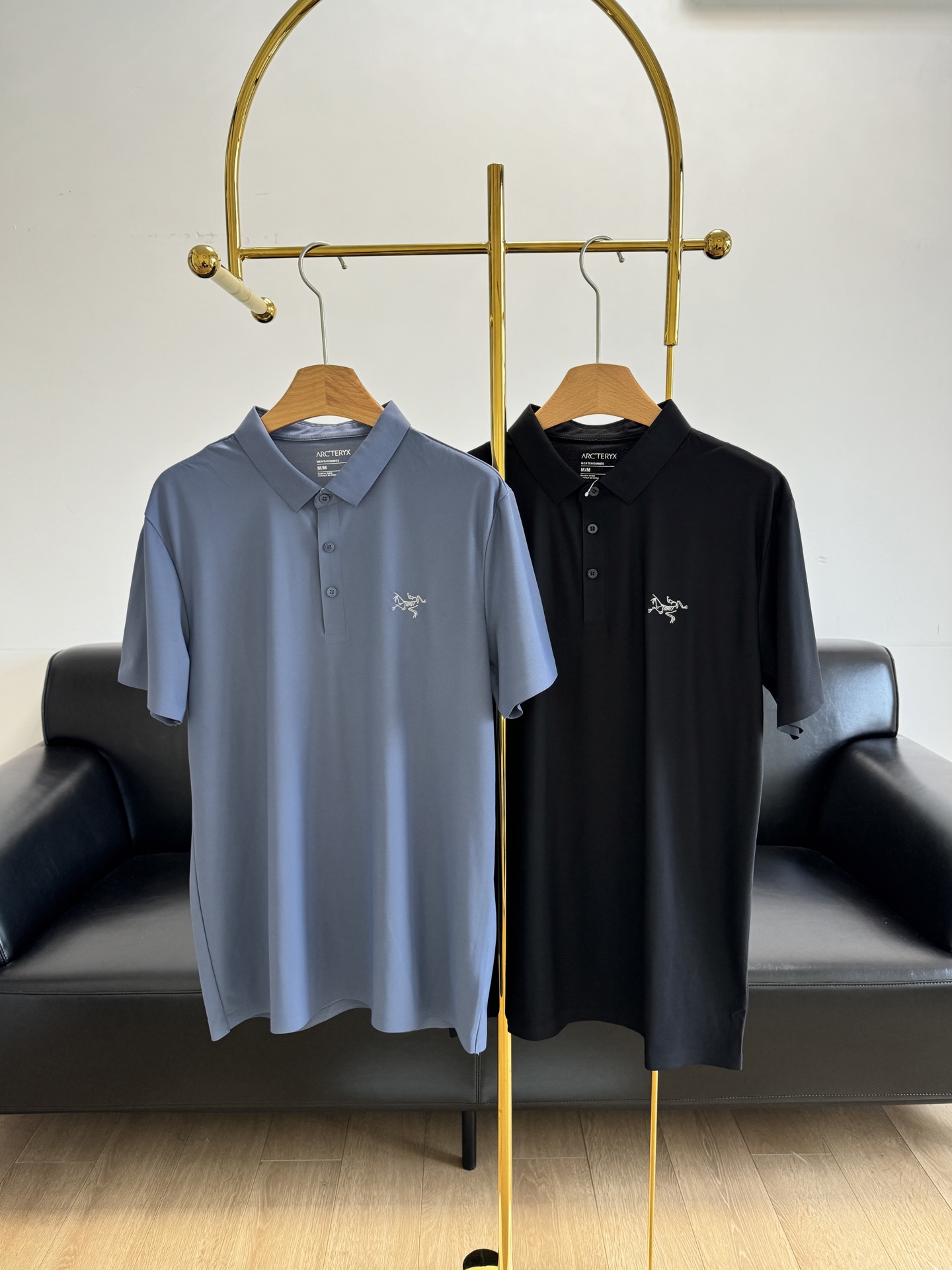 NO:323439,——ARC'TERYX POLO shirt short-sleeved style, super positive style, invincible upper body effect, slim fit, brand LOGO embellishment atmospheric and elegant, a must-have golf!  Invincible quality!  It uses 90 polyester fiber and 10 spandex, which has strong moisture absorption and breathability, is suitable for all environments, and is easy to sweat when running!  , cool and comfortable texture, lightweight, not easy to fade or deform. It moves freely, improving freedom and comfort!  Low-key and lovely. A must-have item in summer, and it looks better when you buy it in real products!  A simple but not simple feeling!  Confidence comes from this!  Noble but not ostentatious and fashionable, with a gentlemanly feel... It is good to give it to others or keep it yourself!  Code number m-xxl blue black 2 colors, arc'teryx, T-shirt, alexander wang19860909——ARC'TERYX始祖鸟 POLO衫短袖 版型超正,上身效果无敌 修身显形,品牌LOGO点缀大气不失优雅,高尔夫必备！品质无敌！ 采用90聚酯纤维10氨纶,吸湿排汗透气性强,适合各种环境,跑步时方便排汗！,凉爽舒适质地轻盈,不易褪色、变形.活动自如,提高了自由度和舒适性！ 低调而又令人喜爱.夏季必备品,实物入手更好看！简约而不简单的感觉！自信由此而来！高贵而不张扬轻松穿出时尚 绅士感…送人或自留均佳！ 码数m-xxl 蓝色 黑色 2个色,arc'teryx,T-shirt,alexander wang,Women's clothing