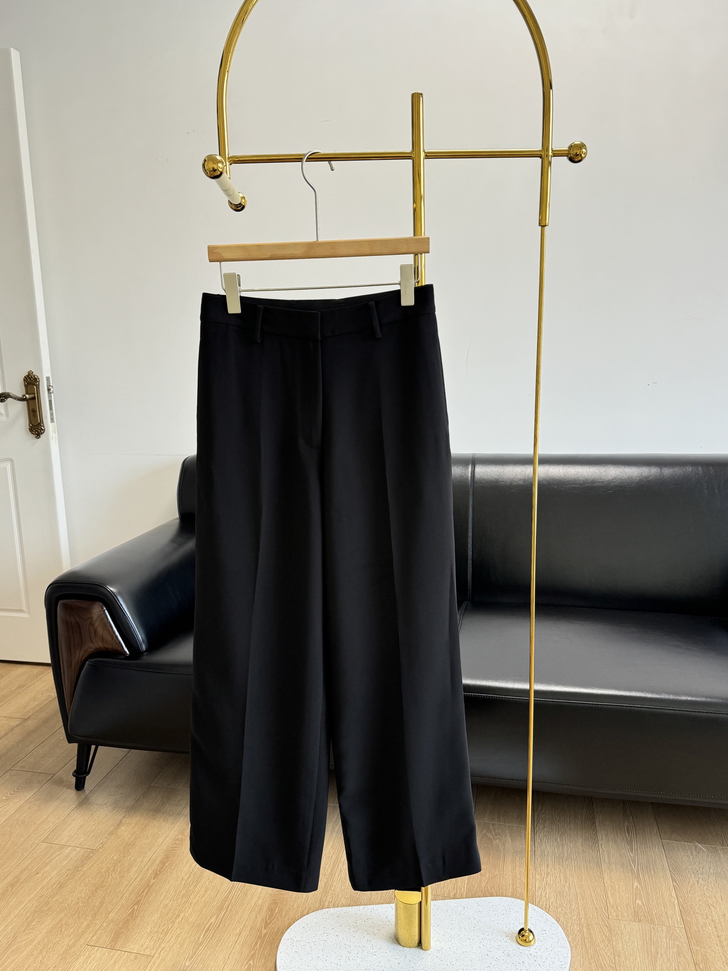 NO:323462,——Theory High-waisted suit wide-leg pants 70 Triacetic acid 30 Polyester fiber Soft, delicate, drape, very crisp and stylish!  It can be matched with casual tops, suitable for wearing and matching for many occasions!  Neat tailoring ~ the meat-hiding effect is first-class!  Present natural and smooth lines that can be modified and lengthened any leg shape!  The upper body presents a perfect silhouette and has a sense of clothing in one second!  It can be said to be a commuter style suit pants that never goes out of date. It is very versatile and suitable for various combinations. It is very stylish and slim and taller!  Count 2 4 6 8, business suit,alexander wang19860909——Theory 高腰西装阔腿裤 70三醋酸30聚酯纤维 柔软细腻垂坠性强又非常的挺括有型！可搭配休闲系列上装,适合多场合穿着及搭配！ 利落的剪裁～藏肉效果一流！呈现自然流畅的线条 可修饰和拉长任意腿型！ 上身呈现完美廓形感,一秒衣品up！可以说是永不过时的一款通勤风西装裤 非常百搭适合各种搭配非常有型且显瘦显高的一条西装裤！ 码数2 4 6 8,,business suit,alexander wang,Women's clothing