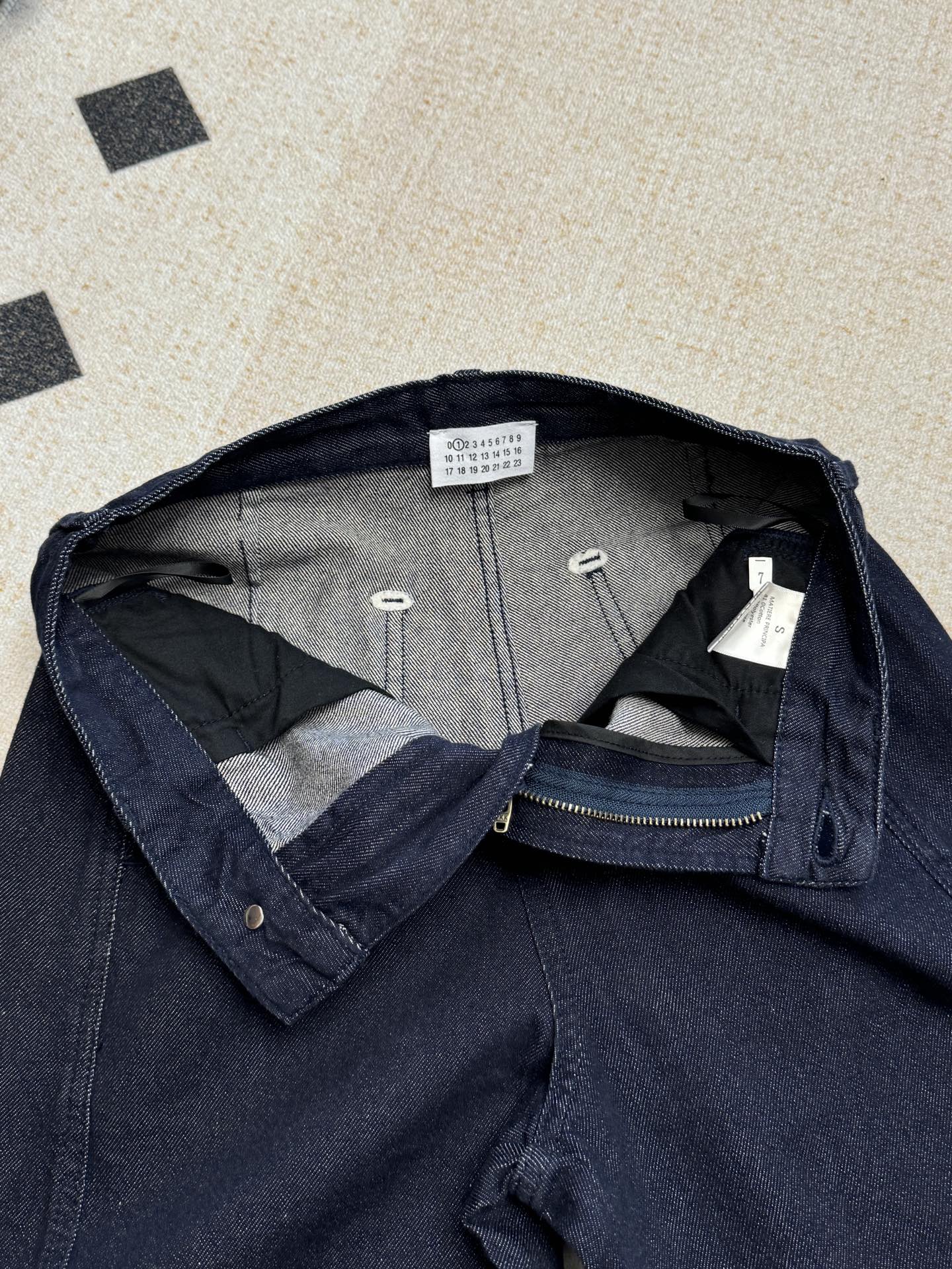 NO:323452,Adopting the garment washing process and adding a small whitening leak, the three-dimensional and layered sense is full, with a draped and not wrinkled, the lines are neat and straight, and full of aura!,,alexander wang19860909采用成衣水洗工艺,加上小许漏白,立体感和层次感拉满,有垂感且不会皱,线条利落笔直,气场十足!,,alexander wang,Women's clothing