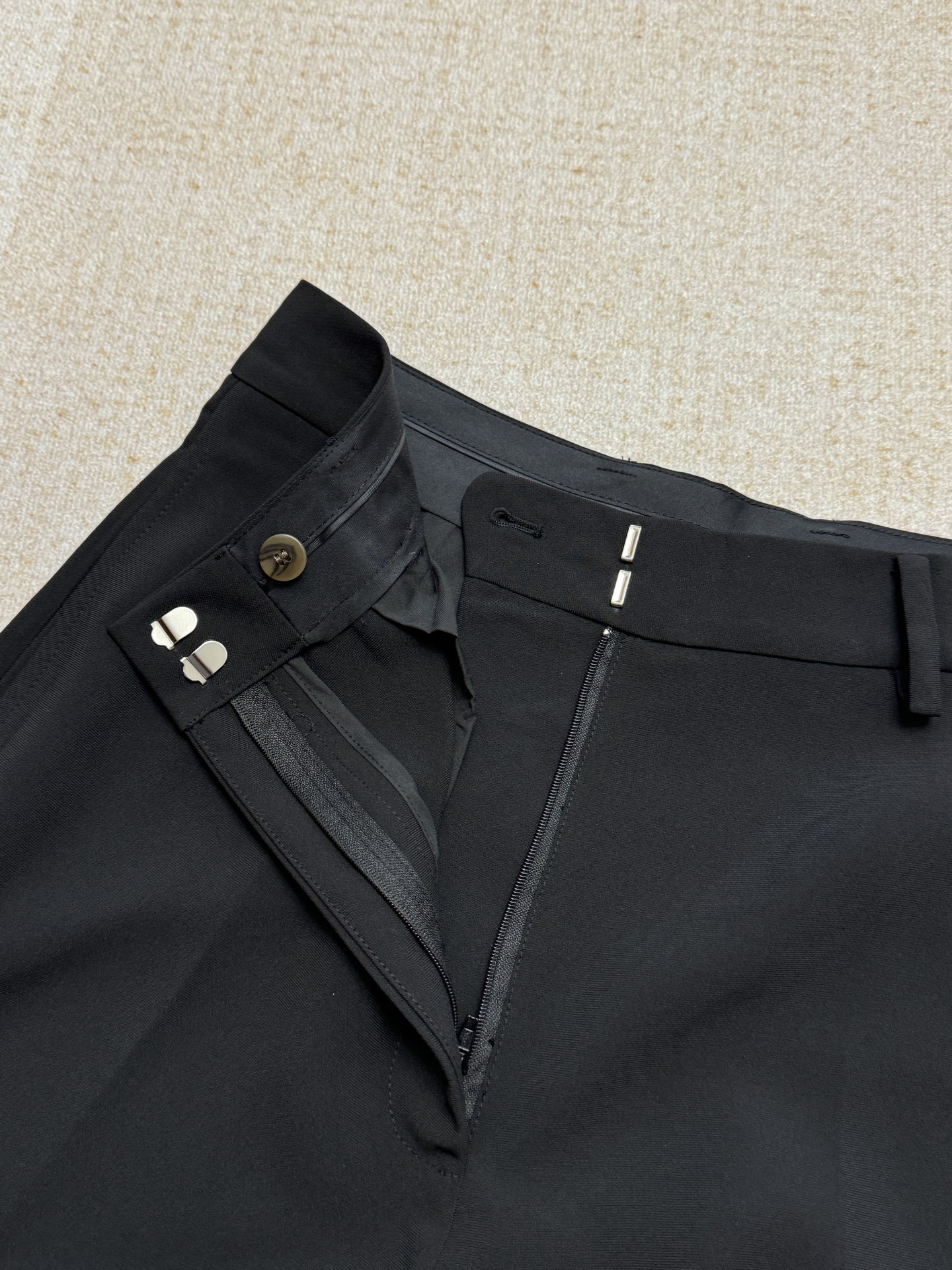 NO:323440,Triacetic acid 30 polyester fiber is soft, delicate, strong drape and very crisp and stylish!  It can be matched with casual tops, suitable for wearing and matching for many occasions!  ,alexander wang19860909三醋酸30聚酯纤维 柔软细腻垂坠性强又非常的挺括有型！可搭配休闲系列上装,适合多场合穿着及搭配！,,alexander wang,Women's clothing