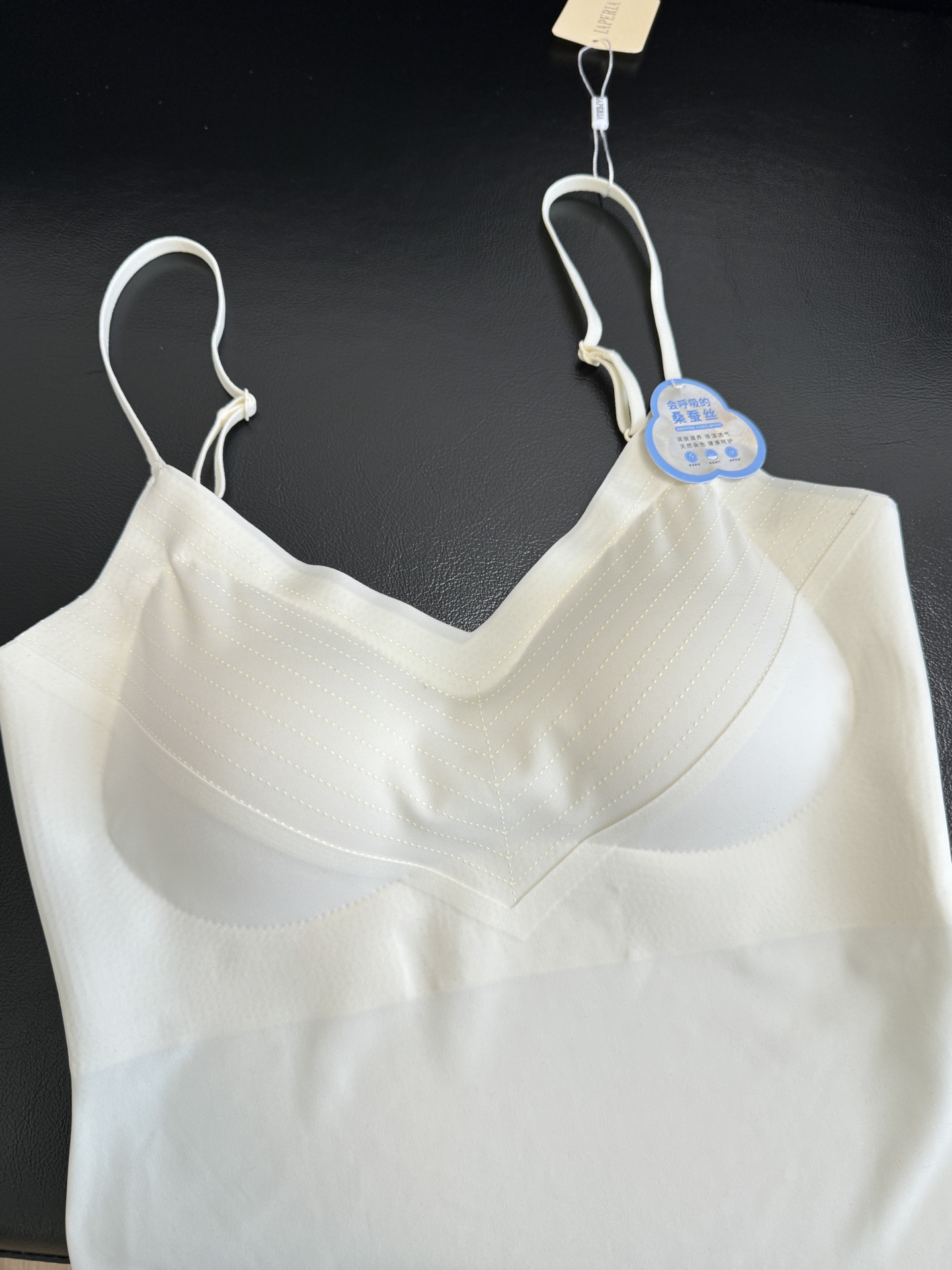 NO:323435,The whole piece of satin is smooth and tender!  Light and skin-friendly, soft and comfortable texture, very breathable, and has a high-end design embellishment!  It also comes with three-dimensional silk cup support to moisturize and nourish the skin!  ,alexander wang19860909整一件缎面丝滑材质滑嫩嫩的！ 轻盈亲肤 质感软软的很舒服 很透气 还有杯面线条设计高级设计感小点缀！ 同时自带立体蚕丝罩杯承托支撑 润肤养肤！,,alexander wang,Women's clothing