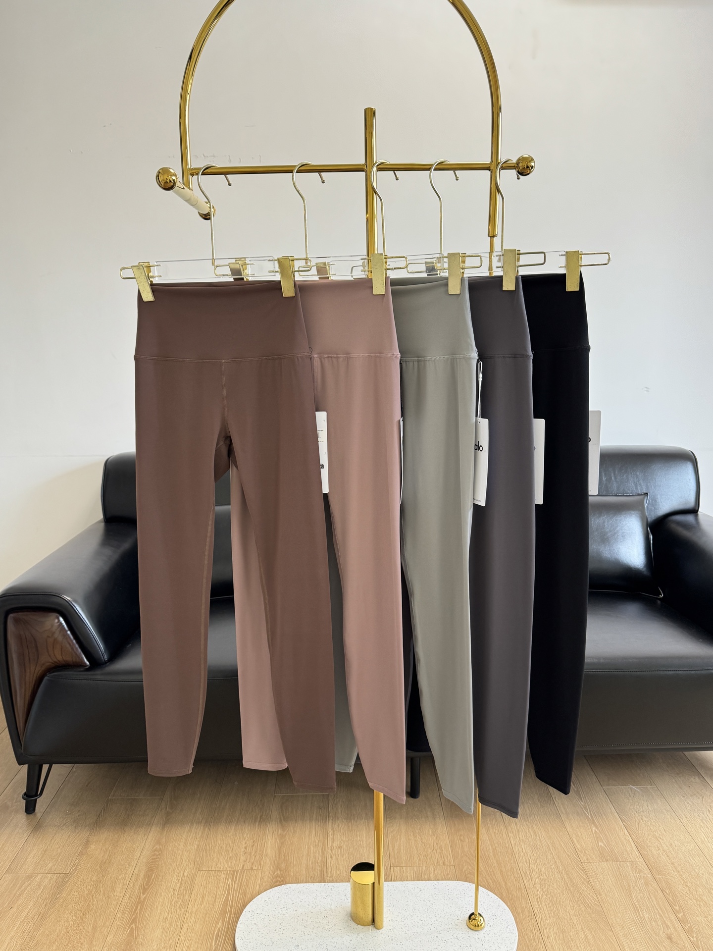 NO:324083,——ALO new nude and high elastic nine-point yoga pants This yoga pants has a very soft and comfortable feel, without any hard feeling, the original customized nude fabric of the same LU style, 260g 75 nylon   25 spandex fabric, matte fabric, high elasticity, more fit on the upper body, and a strong sense of shaping. It has high elasticity on all sides, relaxing and stretching, and does not change shape. The special functional material surface can expel a lot of liquid and sweat from the body during exercise, without any dampness!  The matte fabric is different from other yoga pants and makes it look slimmer!  Comfortable, soft and delicate!  Workshops in large factories, island country Yamato four-needle six-thread sewing machine British Coats sewing thread, four-needle six-thread. Three-dimensional wrapping and tailoring, medium-high waist design, flat and fit the waist, reduce tightness, perfectly wrap fat, better display body shape. The hips have a strong sense of coverage, show beautiful curves, and are still close to the body when exercising at high amplitude!  A must-have versatile fitness pants for girls every day, soft and skin-friendly, comfortable nude feeling, and a basic need for autumn and winter!  The nine-point pants are yoga pants with a very high-end style. They are always available in wardrobe. The upper body effect is super comfortable and slim. Four sizes, tall, short, fat and thin ladies can perfectly control it!  Size: XS-S-M-L, high-end black/chocolate color/bean green/far mountain ash//bean paste powder 